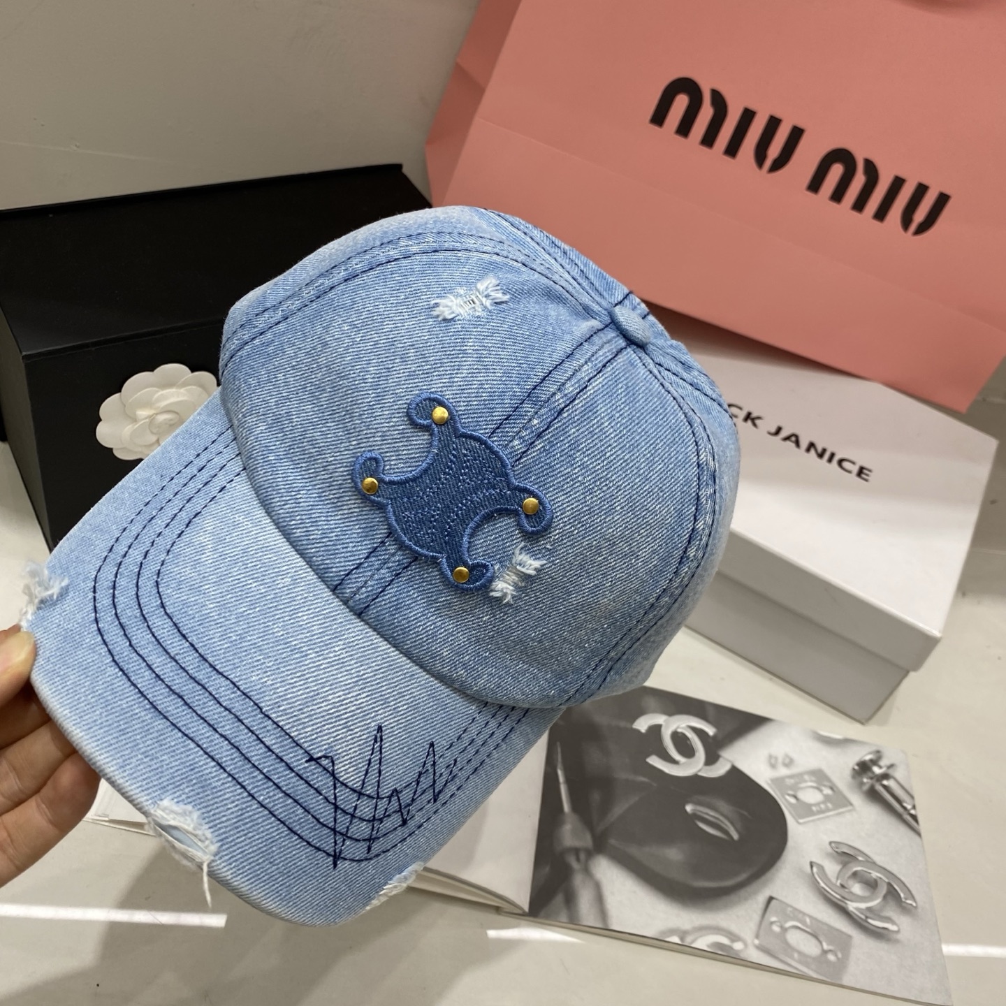 🎀Celine赛琳牛仔棒球帽，磨破细节+标志性logo，承包你一整个季节的穿搭灵感，浅蓝清爽、深蓝复古、