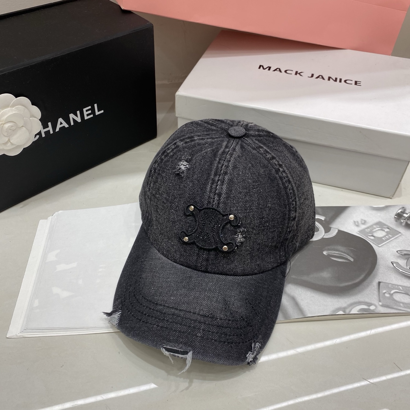 🎀Celine赛琳牛仔棒球帽，磨破细节+标志性logo，承包你一整个季节的穿搭灵感，浅蓝清爽、深蓝复古、