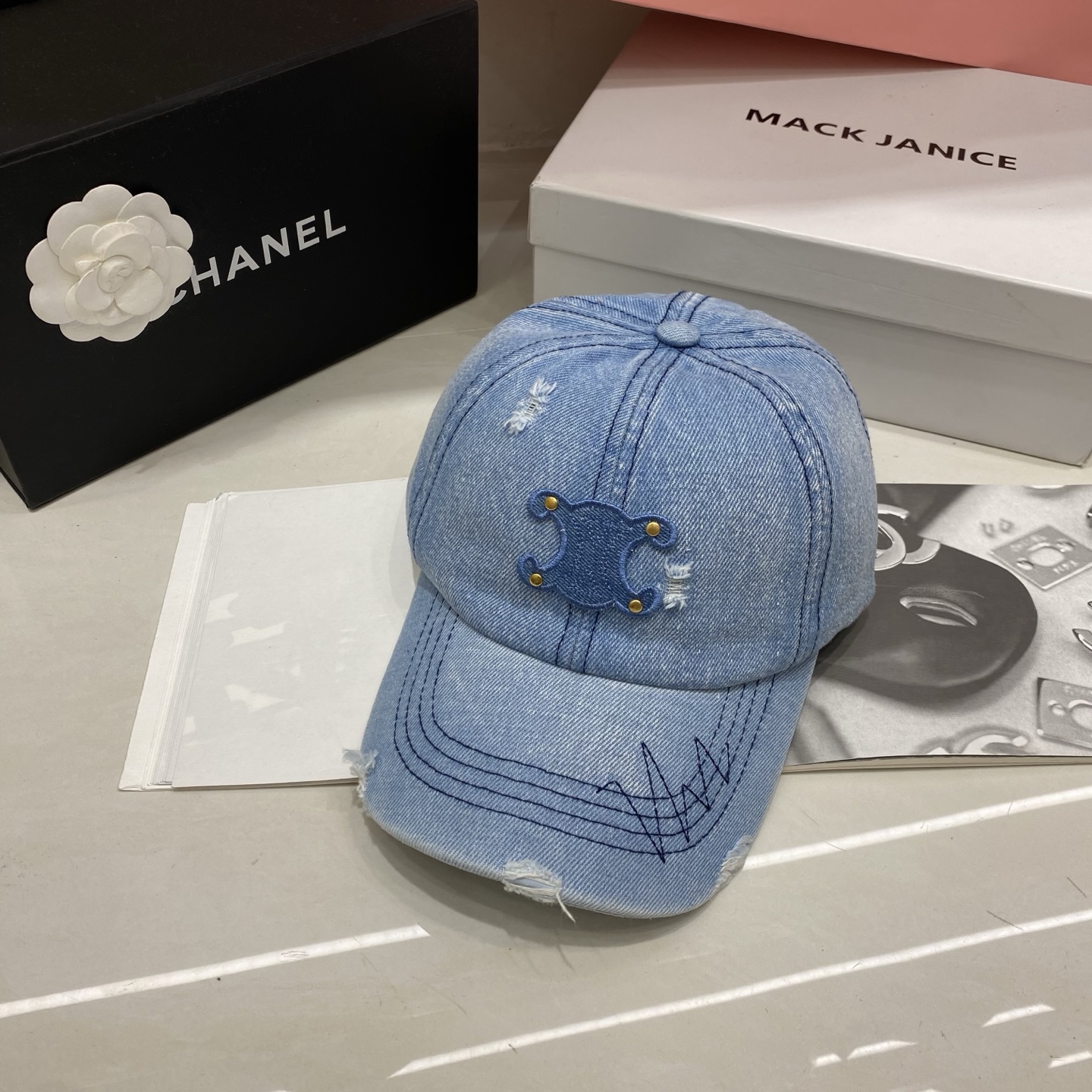 🎀Celine赛琳牛仔棒球帽，磨破细节+标志性logo，承包你一整个季节的穿搭灵感，浅蓝清爽、深蓝复古、