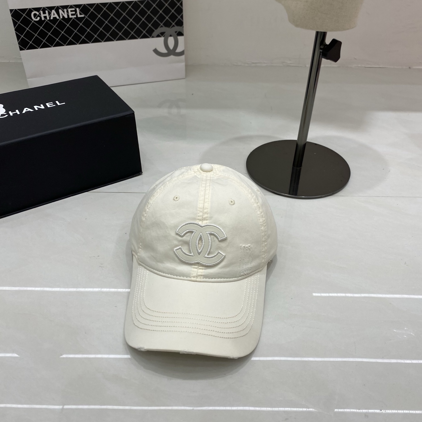 🎀Chanel香奈儿棒球帽，经典双C logo，以做旧磨边设计注入随性气息，黑、藏蓝、灰、浅蓝、粉、黄、