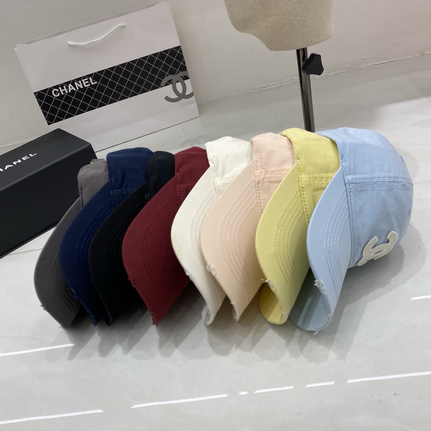 🎀Chanel香奈儿棒球帽，经典双C logo，以做旧磨边设计注入随性气息，黑、藏蓝、灰、浅蓝、粉、黄、