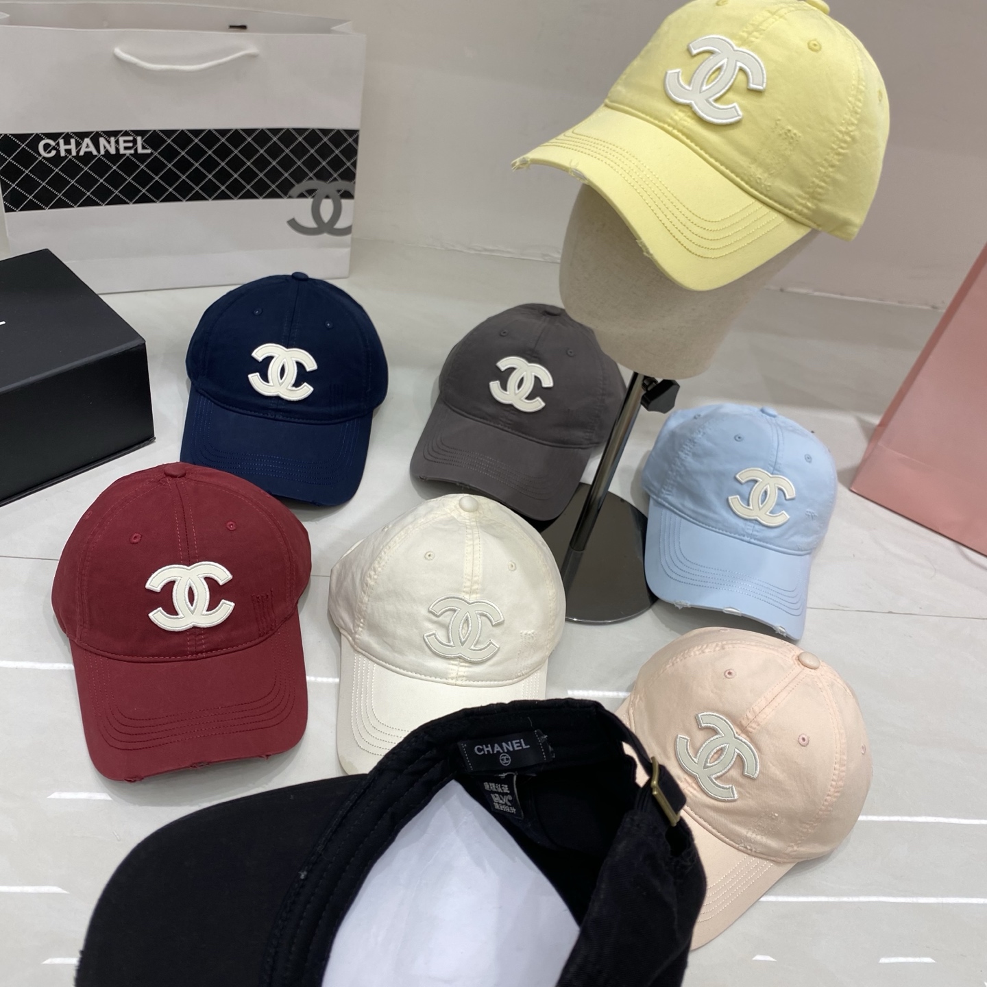 🎀Chanel香奈儿棒球帽，经典双C logo，以做旧磨边设计注入随性气息，黑、藏蓝、灰、浅蓝、粉、黄、