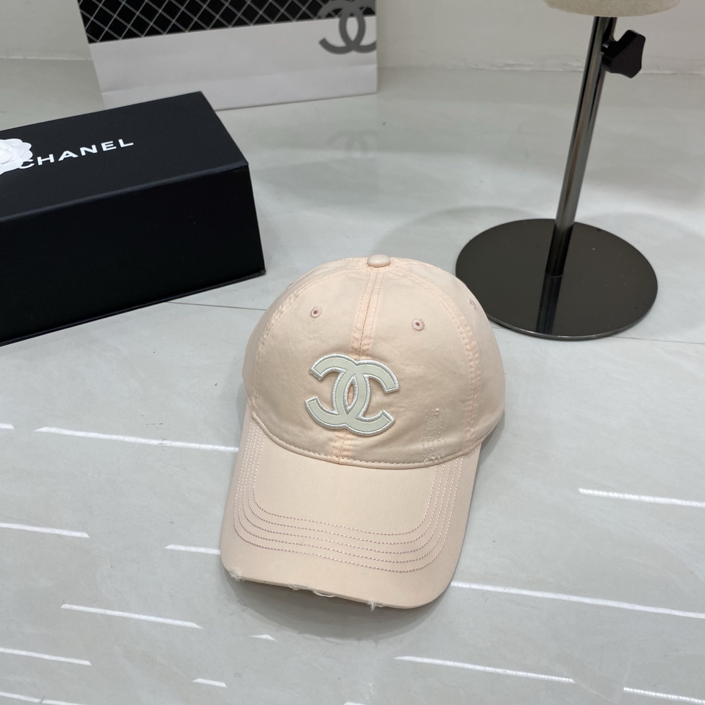 🎀Chanel香奈儿棒球帽，经典双C logo，以做旧磨边设计注入随性气息，黑、藏蓝、灰、浅蓝、粉、黄、