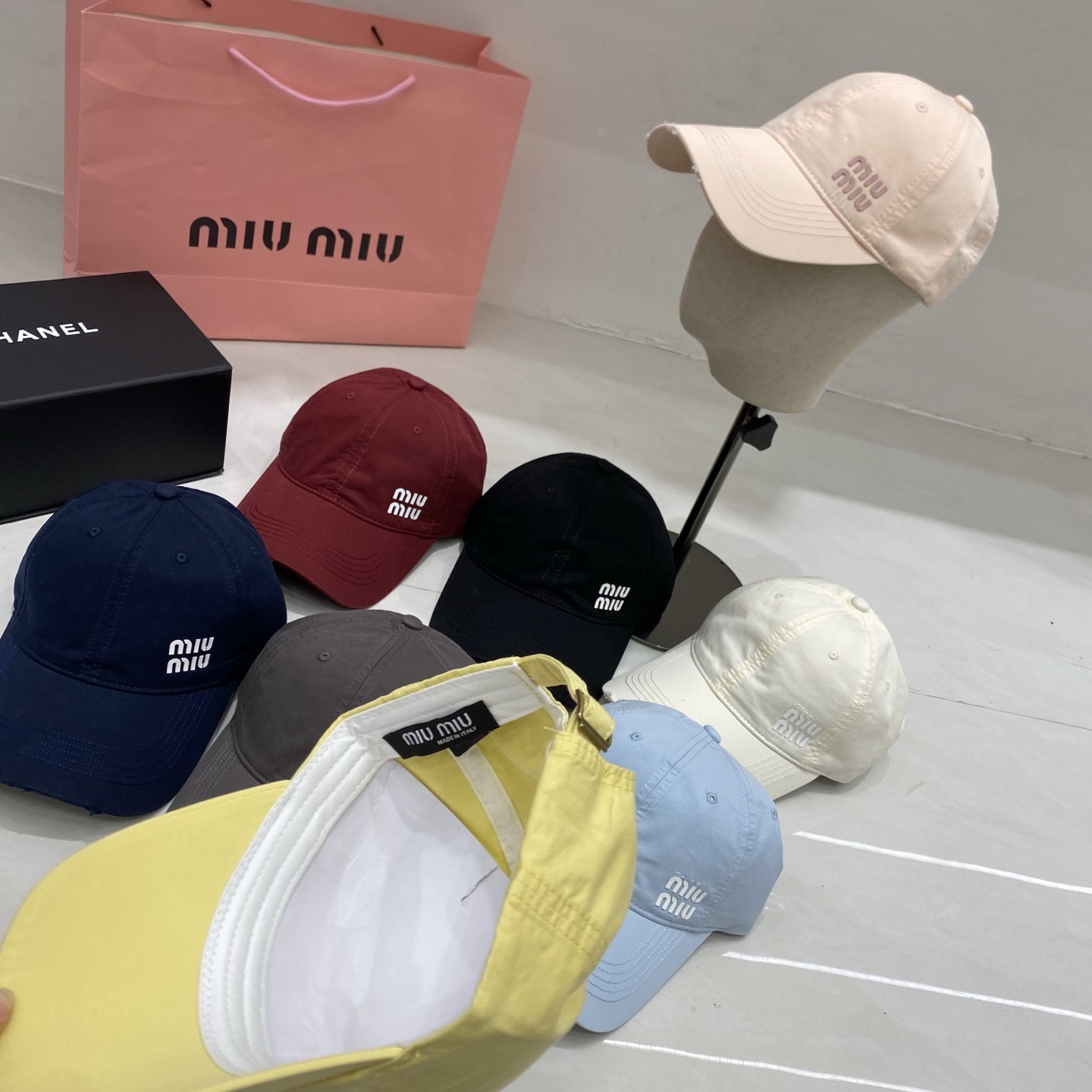 🎀Miu Miu棒球帽，以标志性叠印logo注入少女感活力，做旧磨边设计碰撞甜酷风格，黑、奶白、深灰、藏
