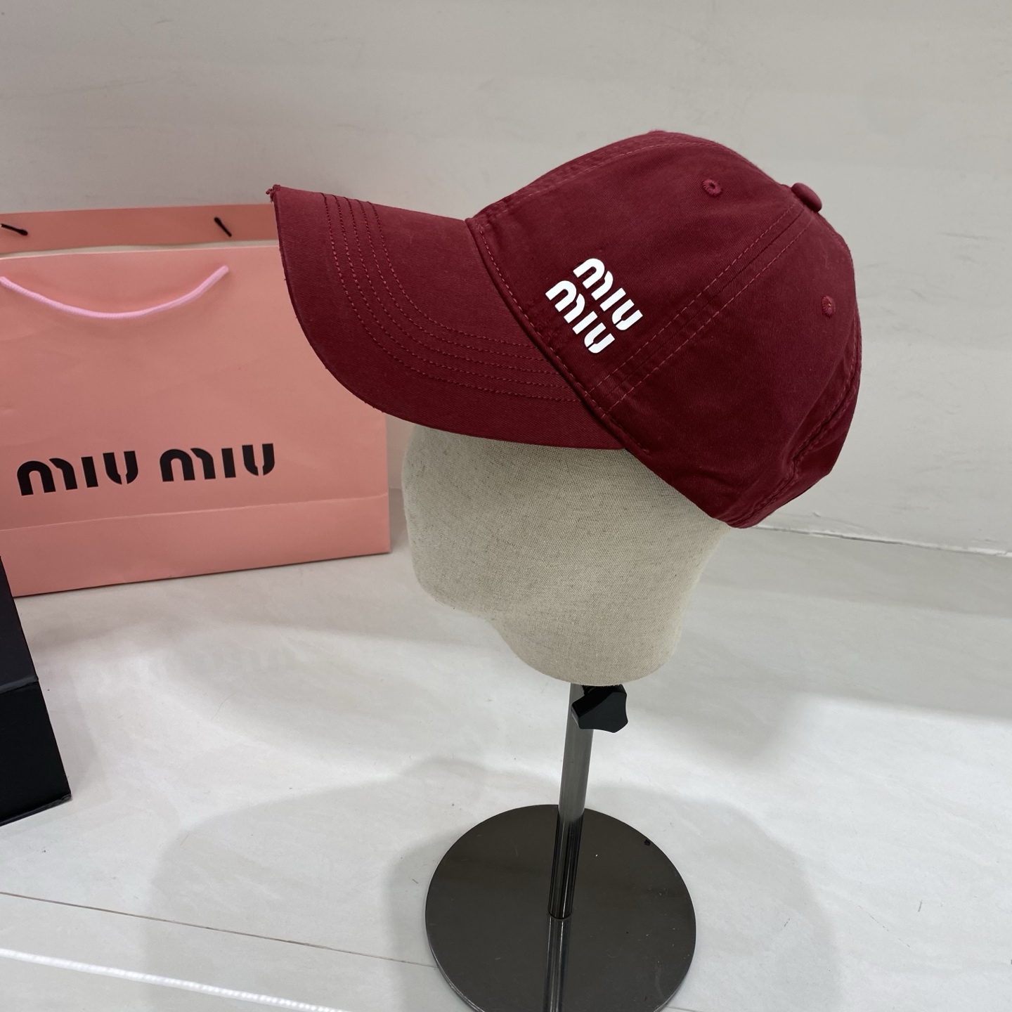 🎀Miu Miu棒球帽，以标志性叠印logo注入少女感活力，做旧磨边设计碰撞甜酷风格，黑、奶白、深灰、藏