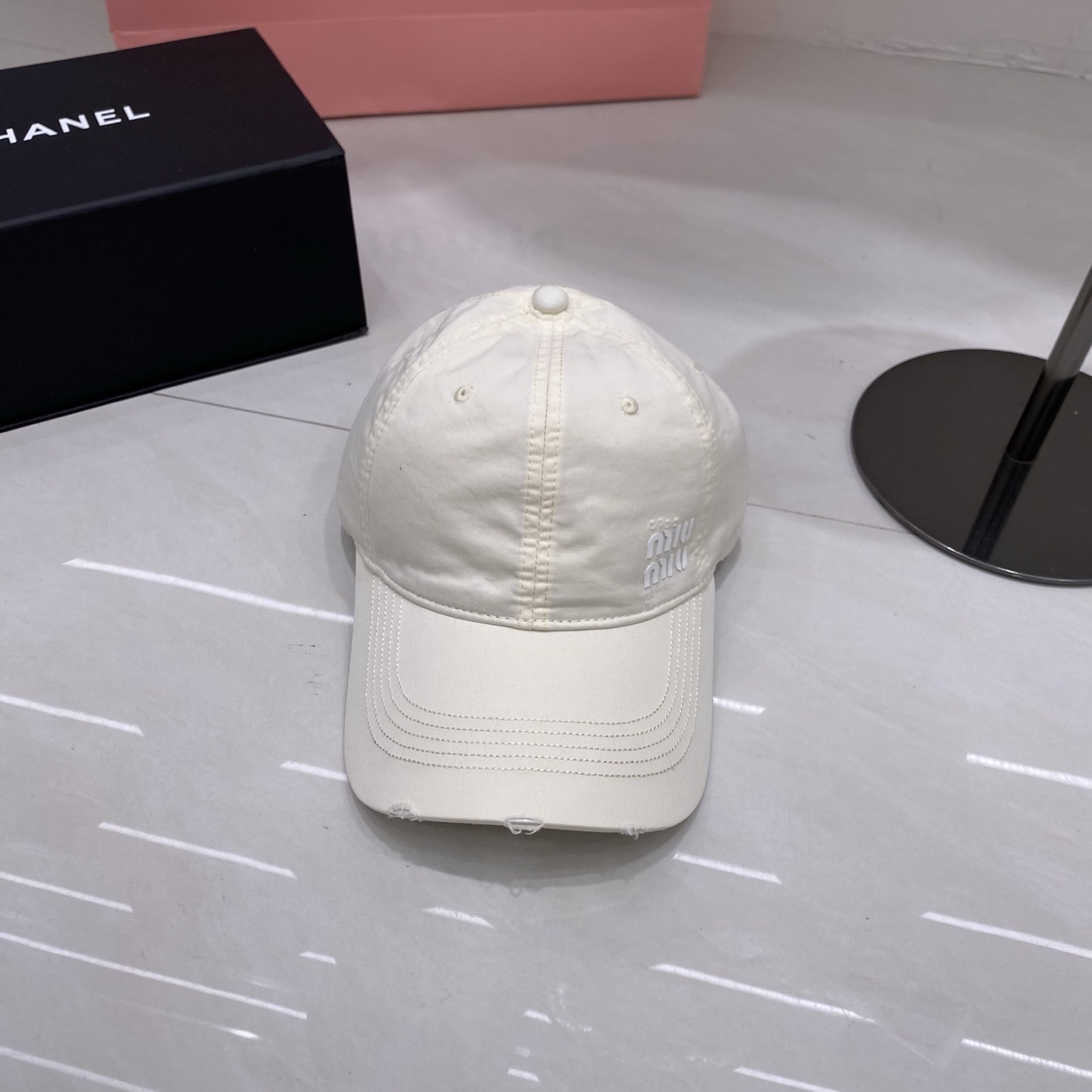 🎀Miu Miu棒球帽，以标志性叠印logo注入少女感活力，做旧磨边设计碰撞甜酷风格，黑、奶白、深灰、藏