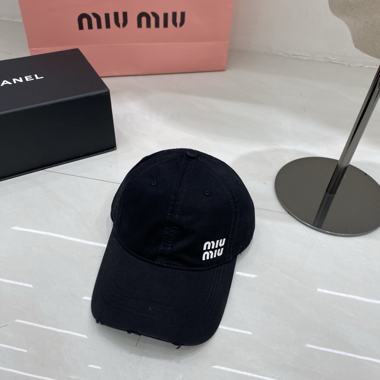 🎀Miu Miu棒球帽，以标志性叠印logo注入少女感活力，做旧磨边设计碰撞甜酷风格，黑、奶白、深灰、藏