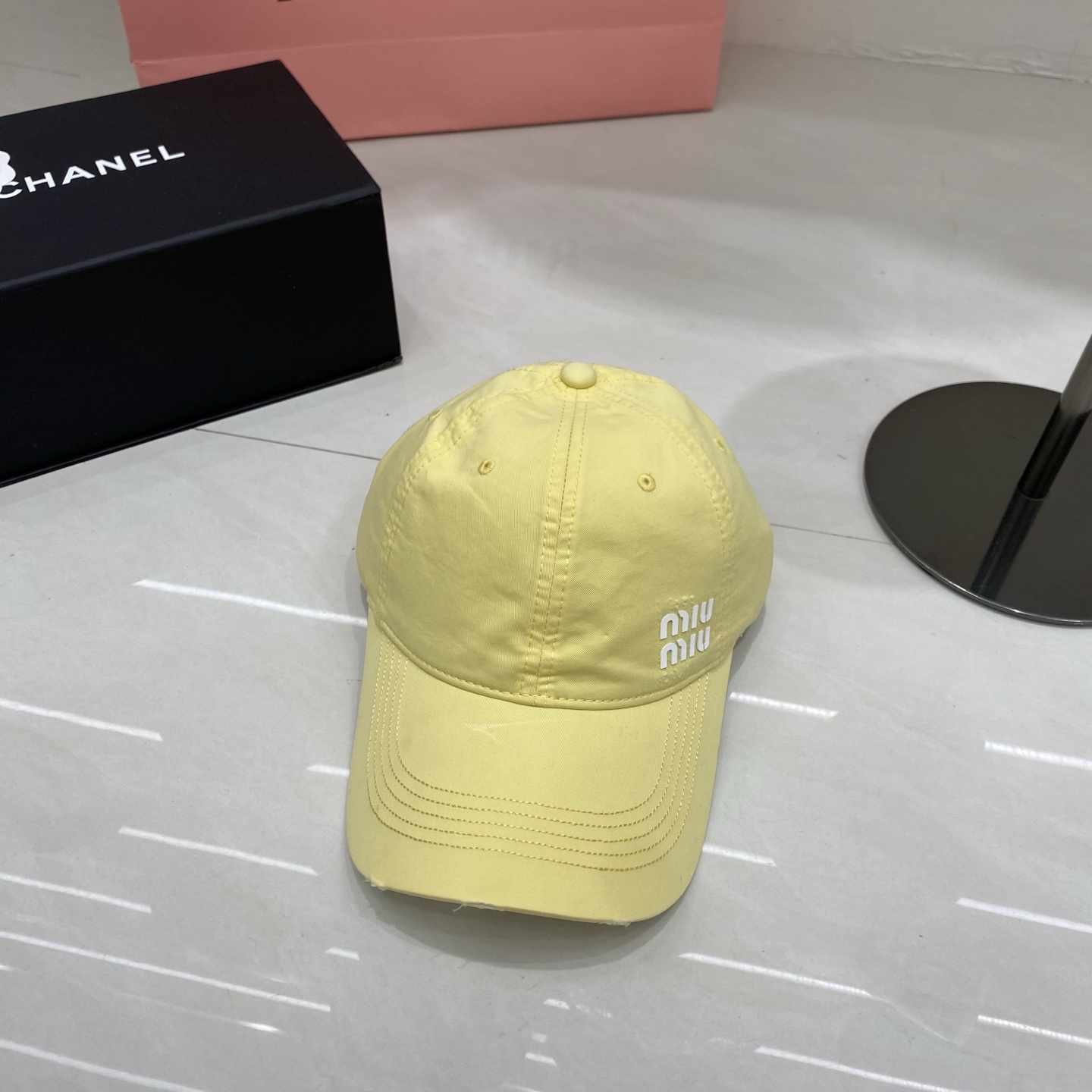 🎀Miu Miu棒球帽，以标志性叠印logo注入少女感活力，做旧磨边设计碰撞甜酷风格，黑、奶白、深灰、藏