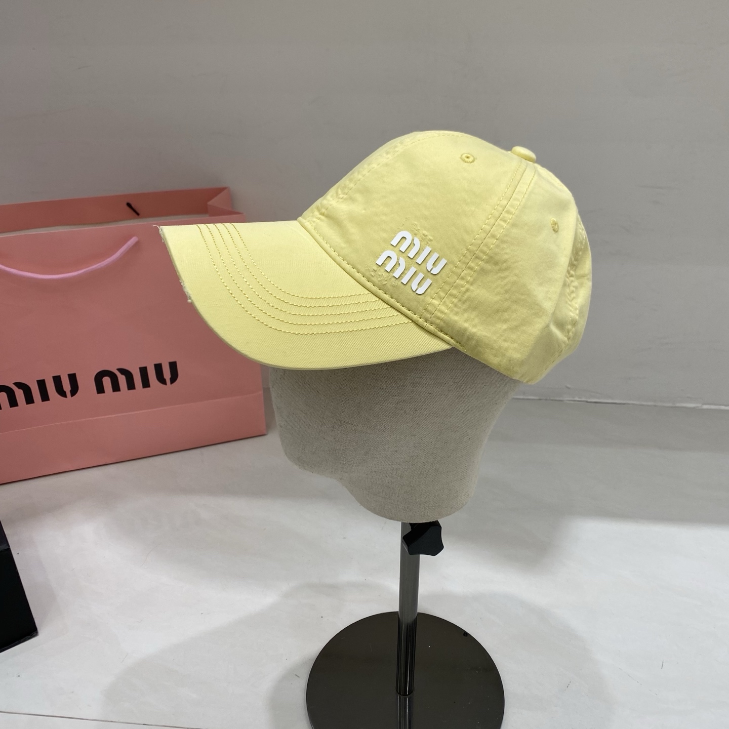 🎀Miu Miu棒球帽，以标志性叠印logo注入少女感活力，做旧磨边设计碰撞甜酷风格，黑、奶白、深灰、藏