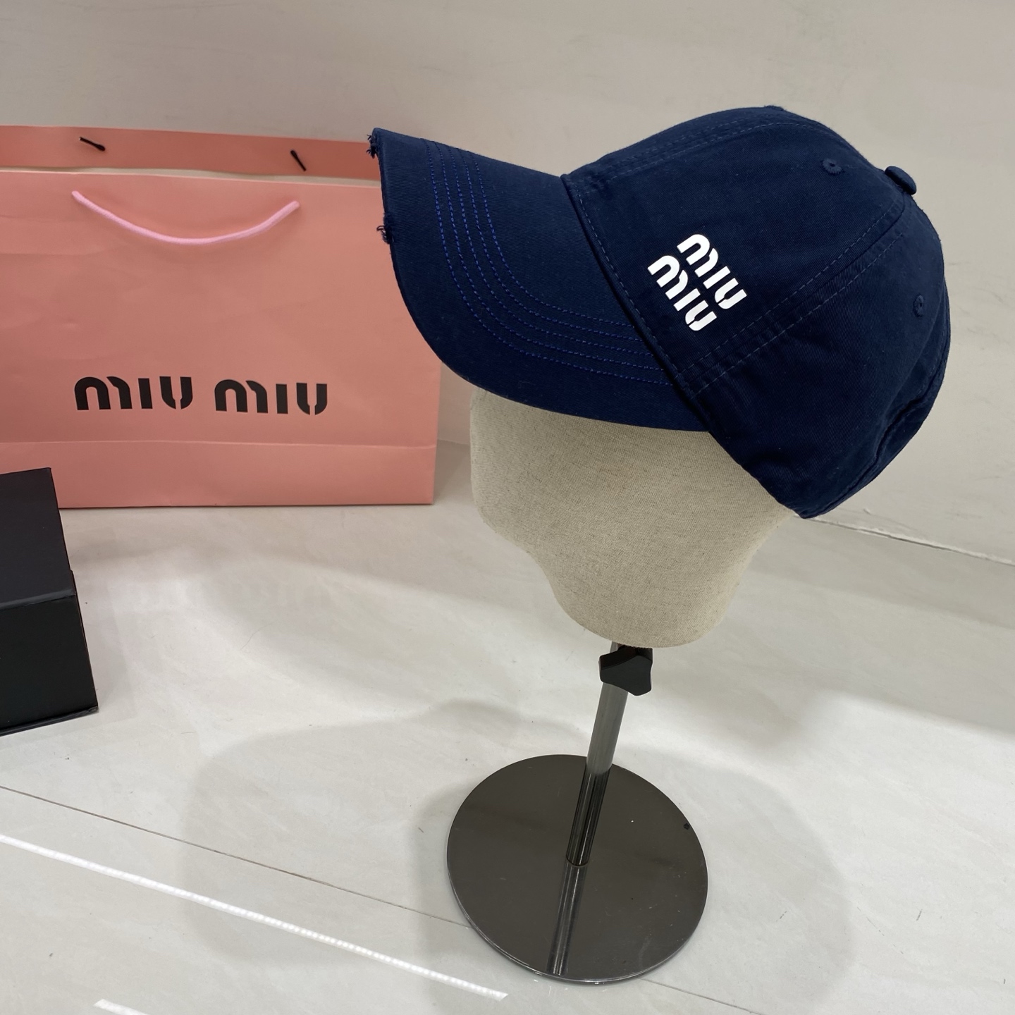 🎀Miu Miu棒球帽，以标志性叠印logo注入少女感活力，做旧磨边设计碰撞甜酷风格，黑、奶白、深灰、藏