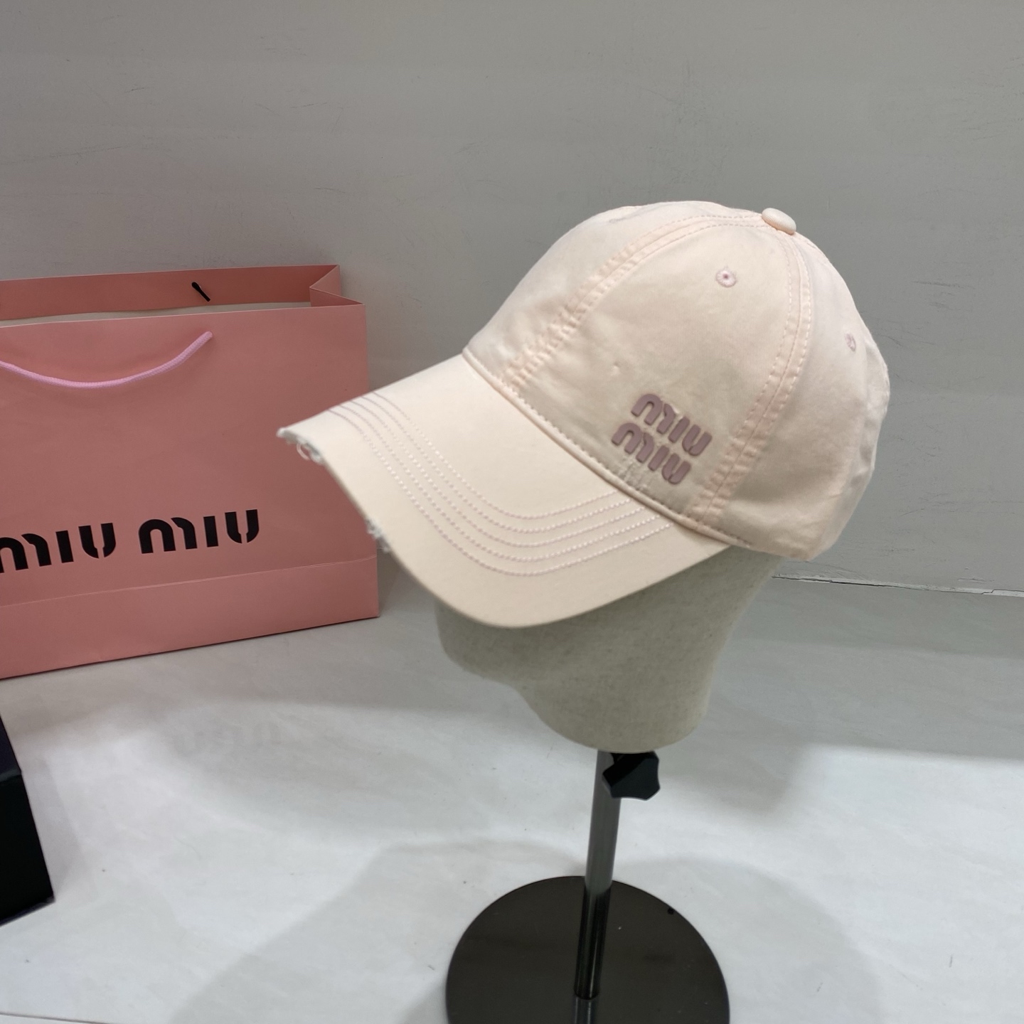 🎀Miu Miu棒球帽，以标志性叠印logo注入少女感活力，做旧磨边设计碰撞甜酷风格，黑、奶白、深灰、藏