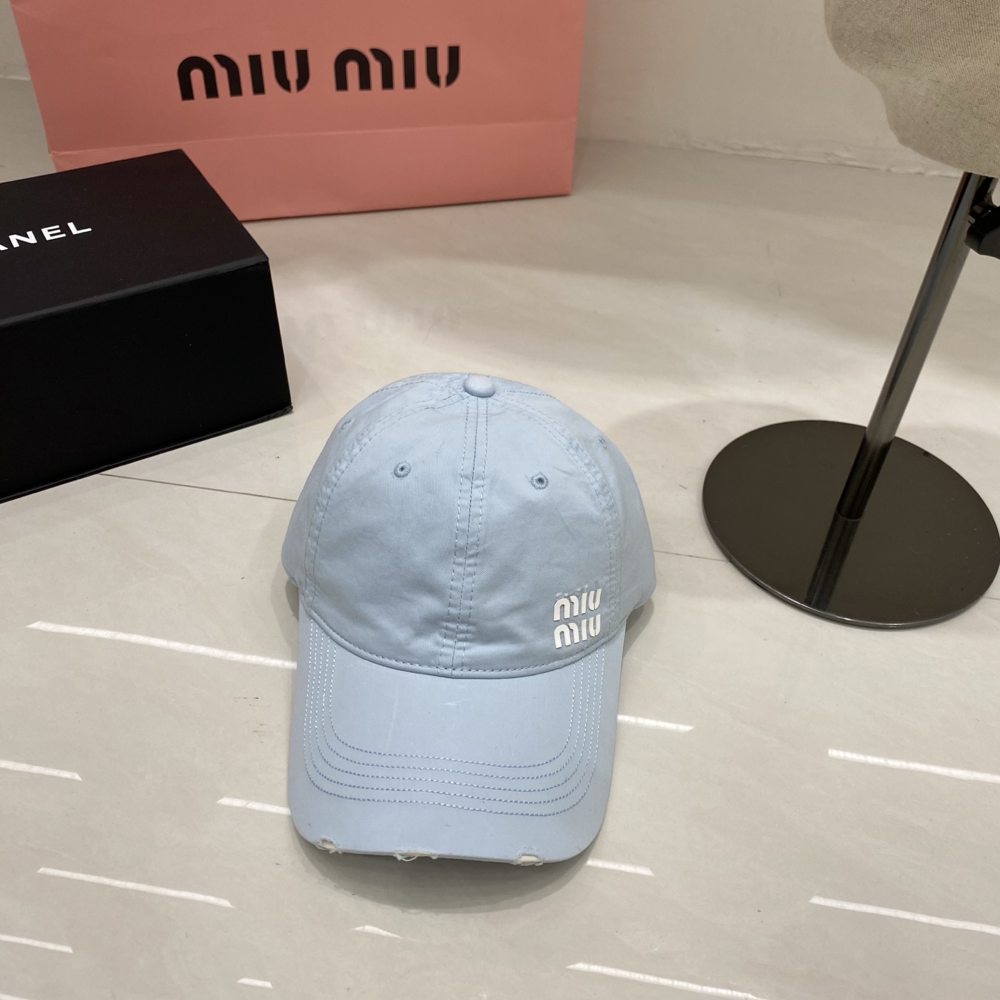 🎀Miu Miu棒球帽，以标志性叠印logo注入少女感活力，做旧磨边设计碰撞甜酷风格，黑、奶白、深灰、藏