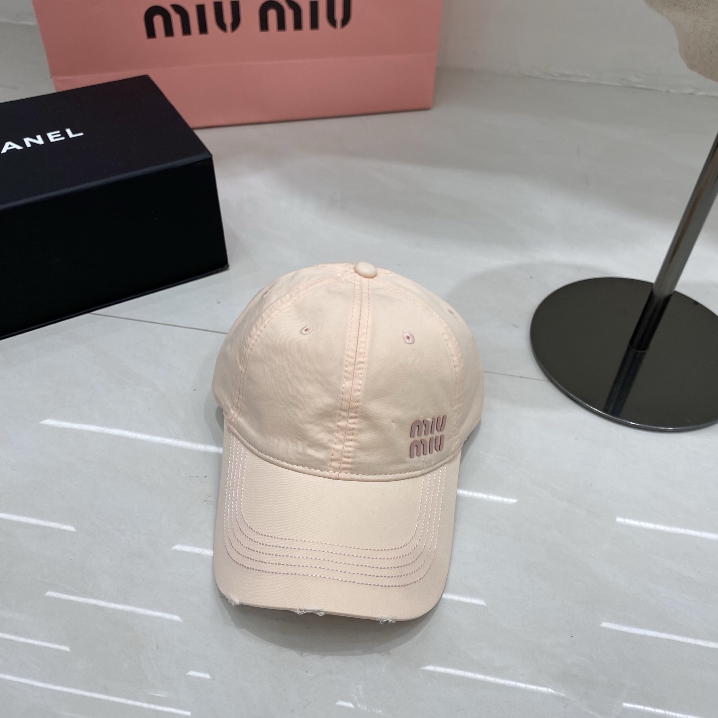 🎀Miu Miu棒球帽，以标志性叠印logo注入少女感活力，做旧磨边设计碰撞甜酷风格，黑、奶白、深灰、藏