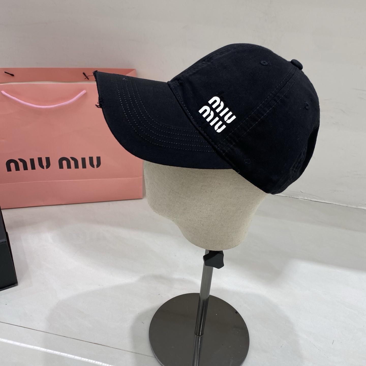 🎀Miu Miu棒球帽，以标志性叠印logo注入少女感活力，做旧磨边设计碰撞甜酷风格，黑、奶白、深灰、藏