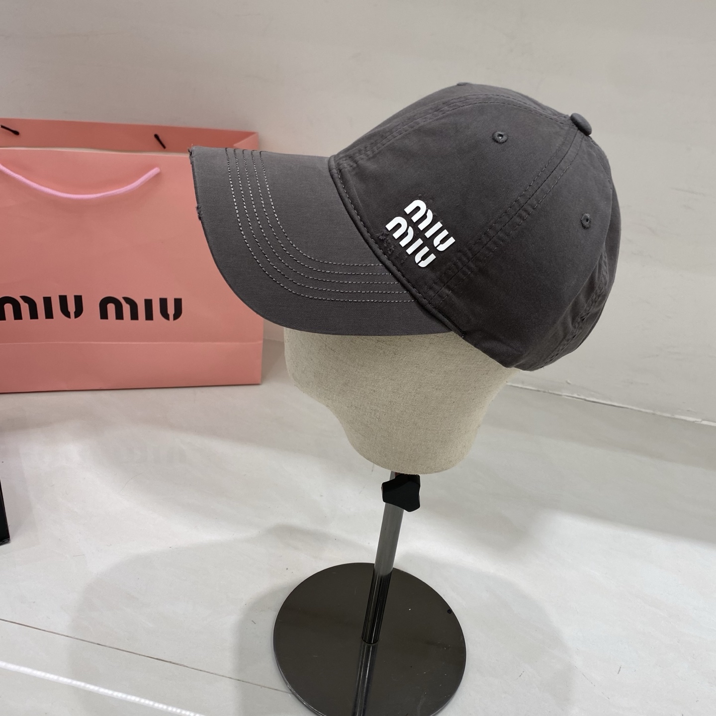 🎀Miu Miu棒球帽，以标志性叠印logo注入少女感活力，做旧磨边设计碰撞甜酷风格，黑、奶白、深灰、藏