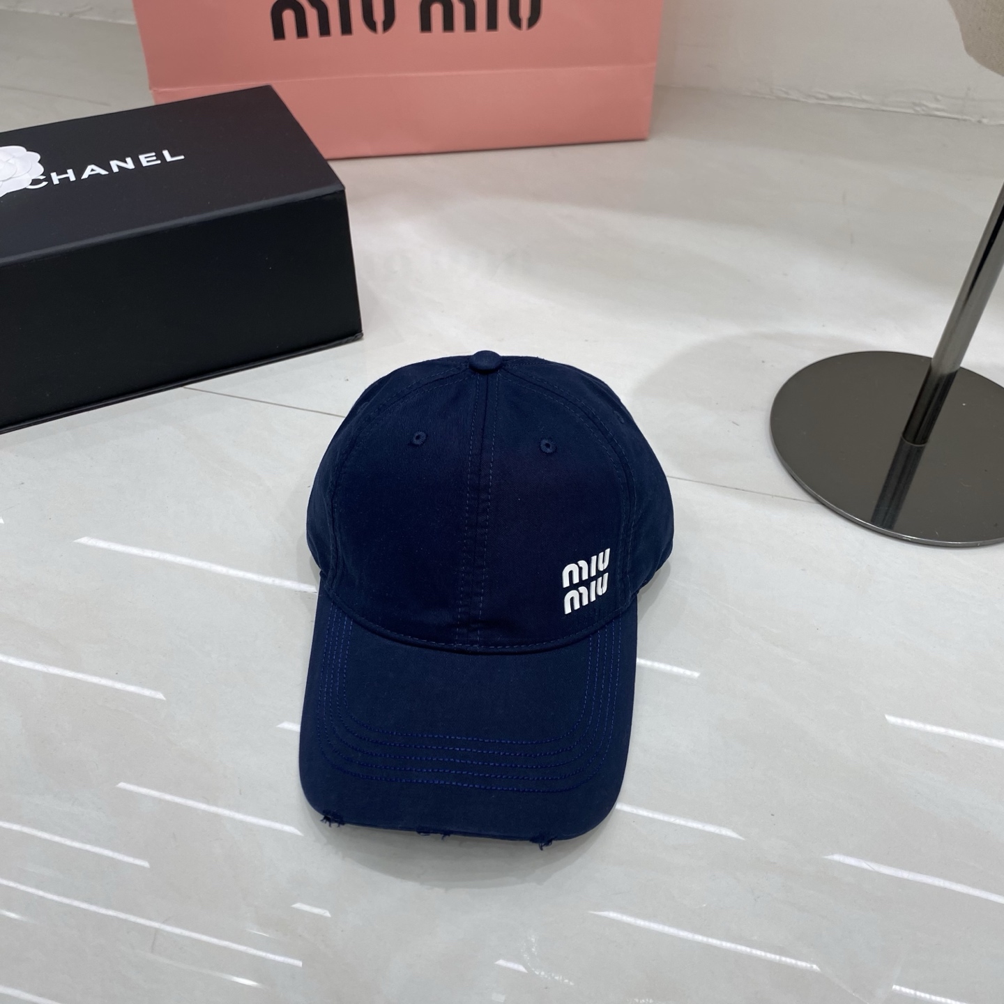 🎀Miu Miu棒球帽，以标志性叠印logo注入少女感活力，做旧磨边设计碰撞甜酷风格，黑、奶白、深灰、藏