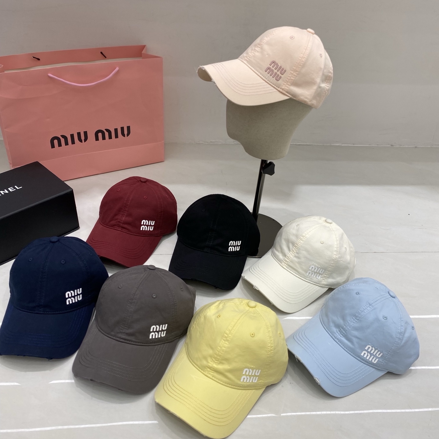 🎀Miu Miu棒球帽，以标志性叠印logo注入少女感活力，做旧磨边设计碰撞甜酷风格，黑、奶白、深灰、藏