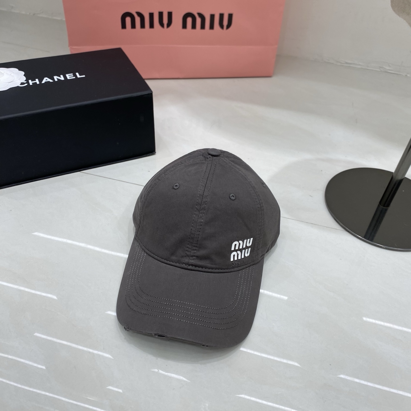 🎀Miu Miu棒球帽，以标志性叠印logo注入少女感活力，做旧磨边设计碰撞甜酷风格，黑、奶白、深灰、藏