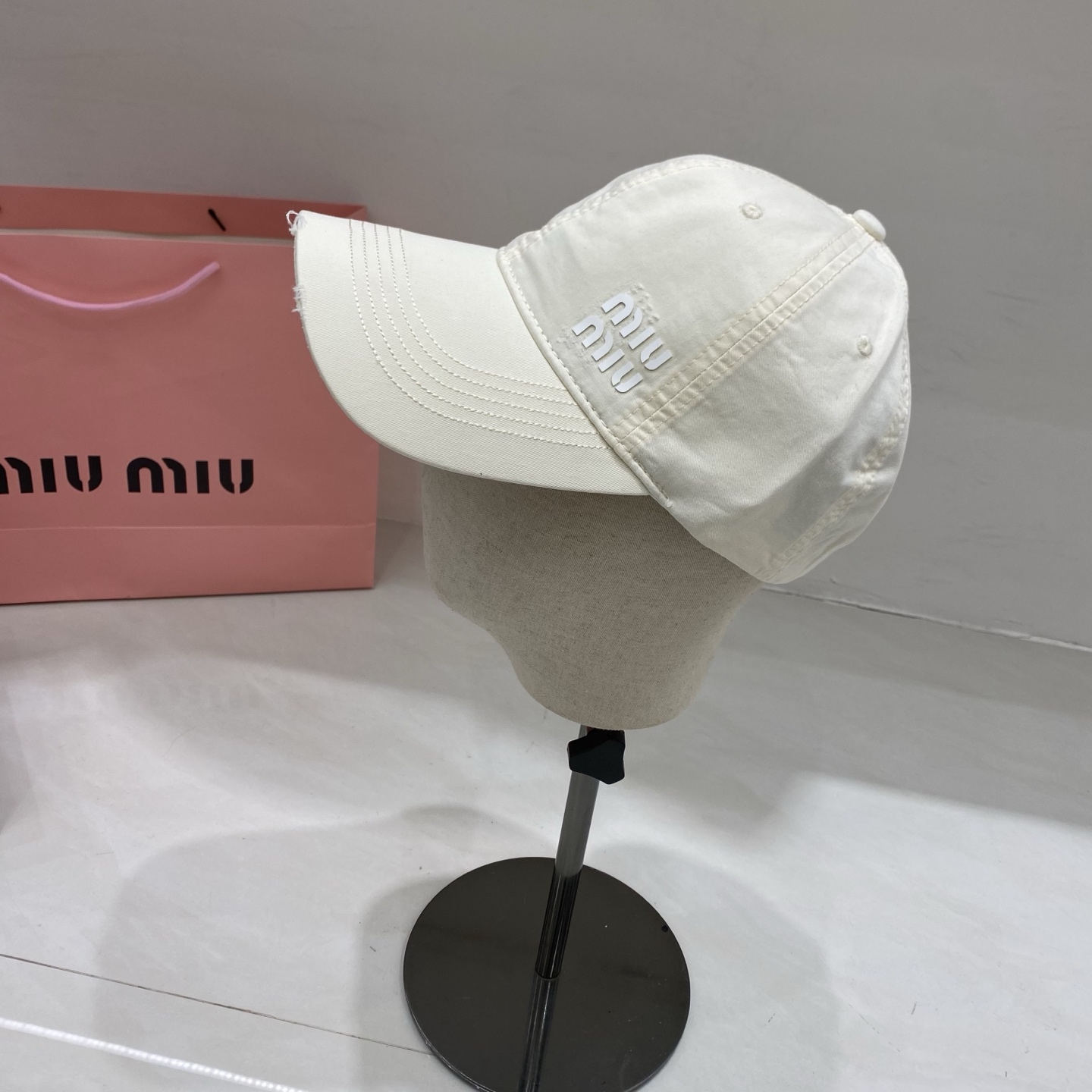 🎀Miu Miu棒球帽，以标志性叠印logo注入少女感活力，做旧磨边设计碰撞甜酷风格，黑、奶白、深灰、藏