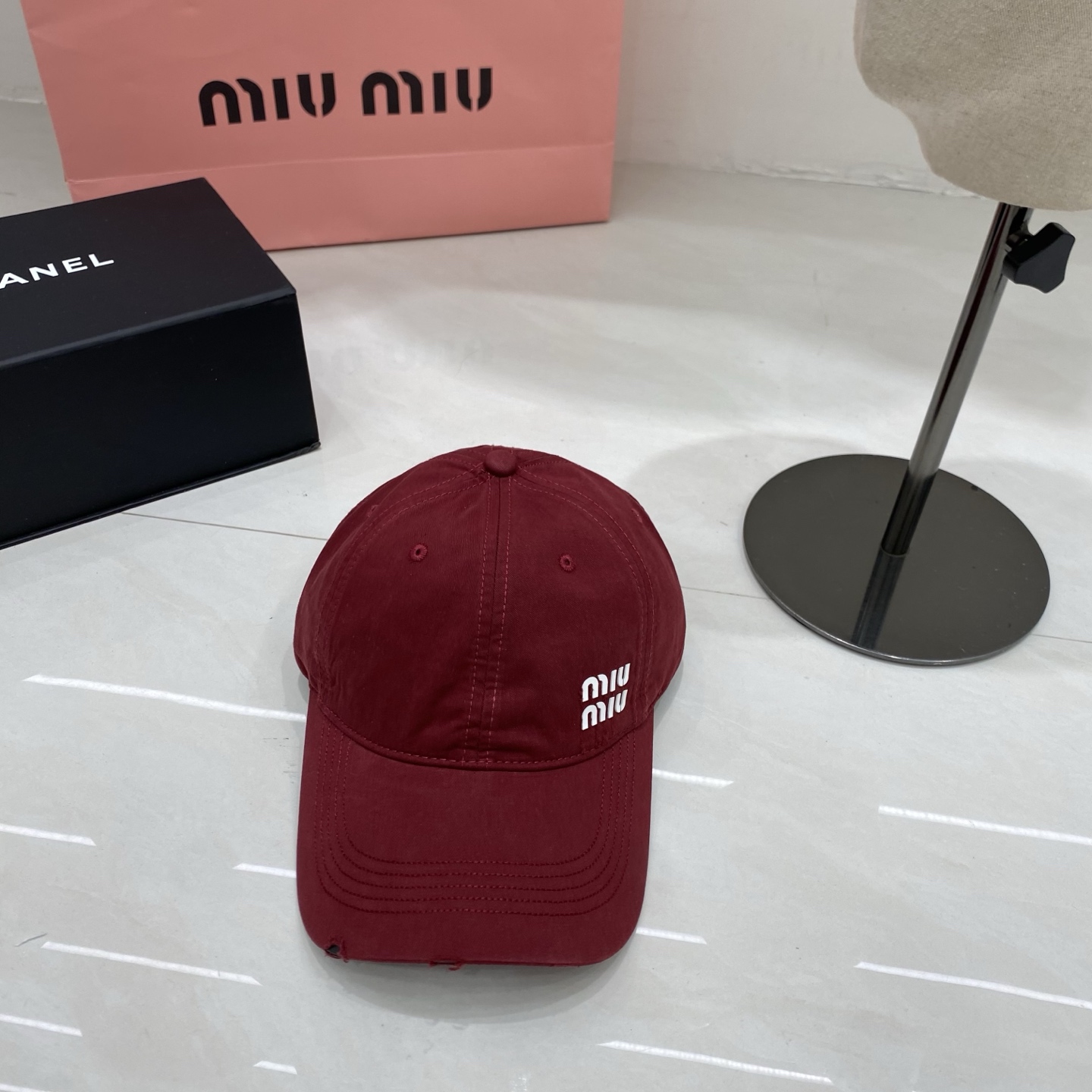 🎀Miu Miu棒球帽，以标志性叠印logo注入少女感活力，做旧磨边设计碰撞甜酷风格，黑、奶白、深灰、藏