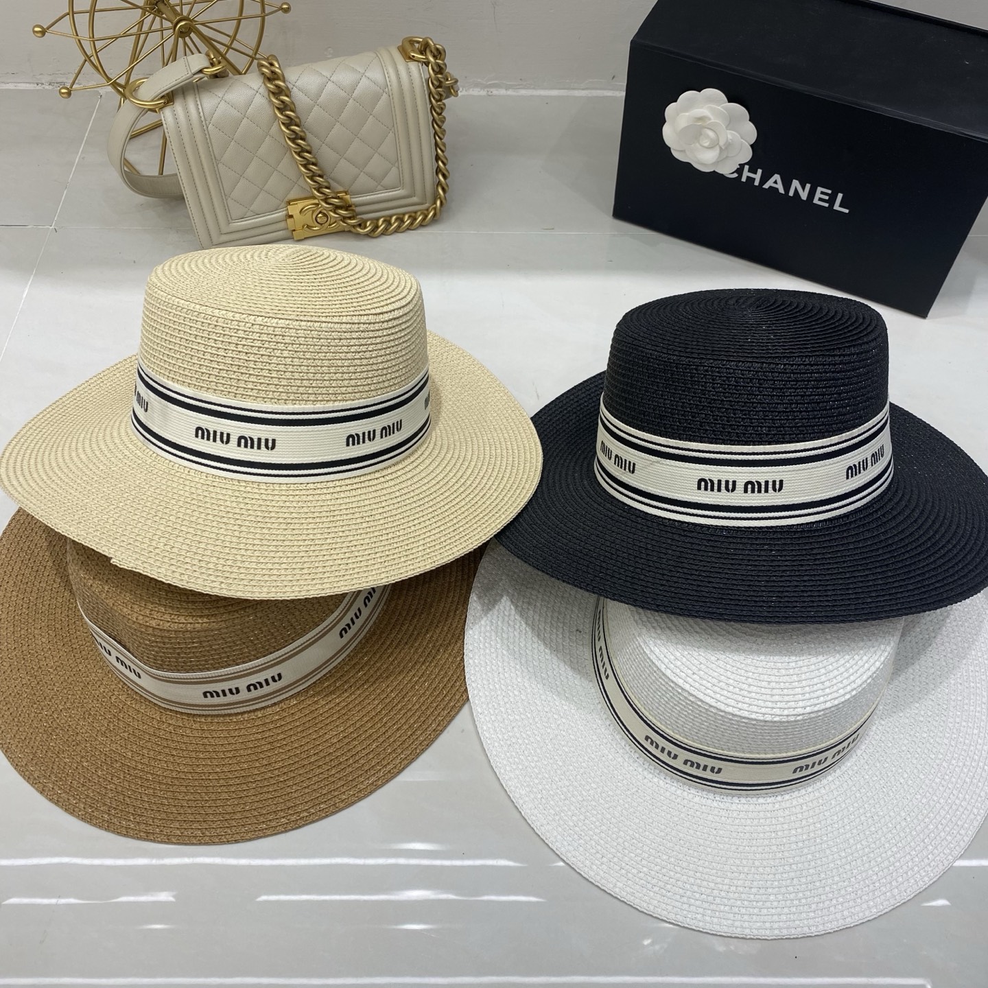 NO:927867,Special price with dust bag. [MIUMIU Miu Miu] 2026 new model of Xiaoxiangfeng densely woven popular flat-top straw hat, sunshade and easy to match, a single item for travel, straw hat, fisherman hat, baseball cap, hat, miumiu, espadrilles, hats19860909特价配防尘袋.【MIUMIU缪缪】2026新款小香风密织爆款走量平顶草帽,遮阳又好搭,出街旅行单品帽子草帽渔夫帽棒球帽,帽子,miumiu,espadrilles,hats,hat
