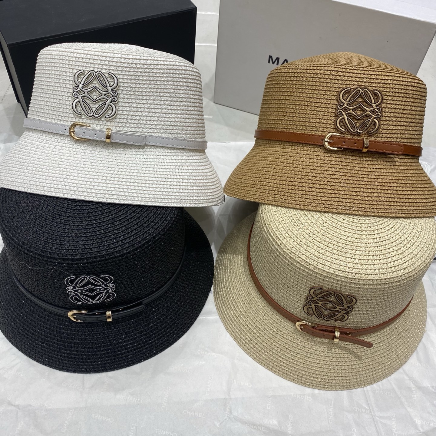 NO:927817,Special price with dust bag. [LOEWE Loewe] 2026 new style small-brimmed straw hat with small fragrant style, good sun protection and easy to match, a single item for travel, straw hat, fisherman hat, baseball cap, hat, loewe, loewe, espadrilles, hats19860909特价配防尘袋.【LOEWE罗意威】2026新款小香风小沿盆帽草帽,遮阳又好搭,出街旅行单品帽子草帽渔夫帽棒球帽,帽子,loewe,loewe,espadrilles,hats,hat