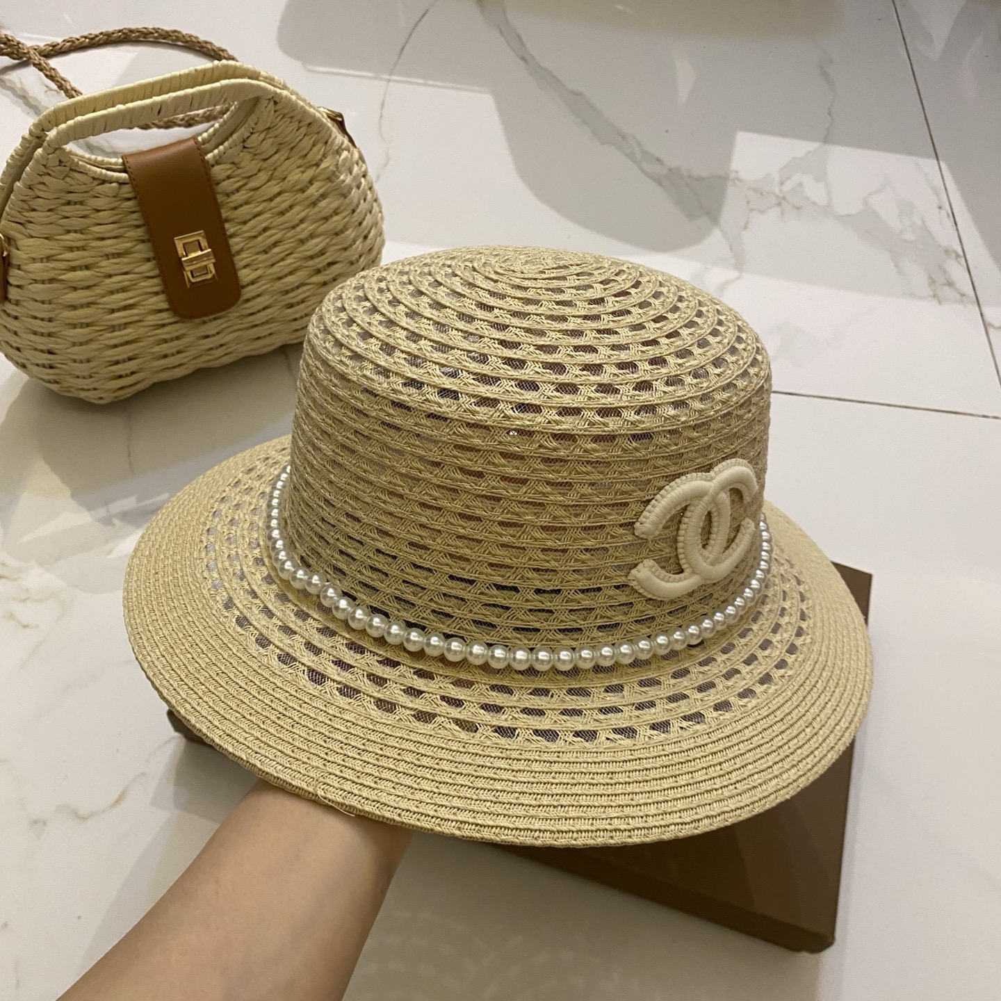 CHANEL 编织小包+镂空平顶帽