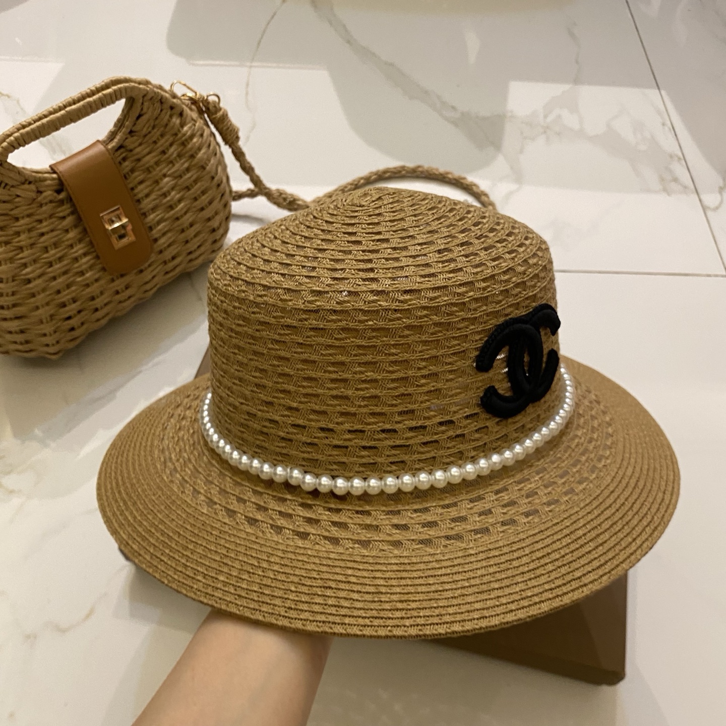 CHANEL 编织小包+镂空平顶帽