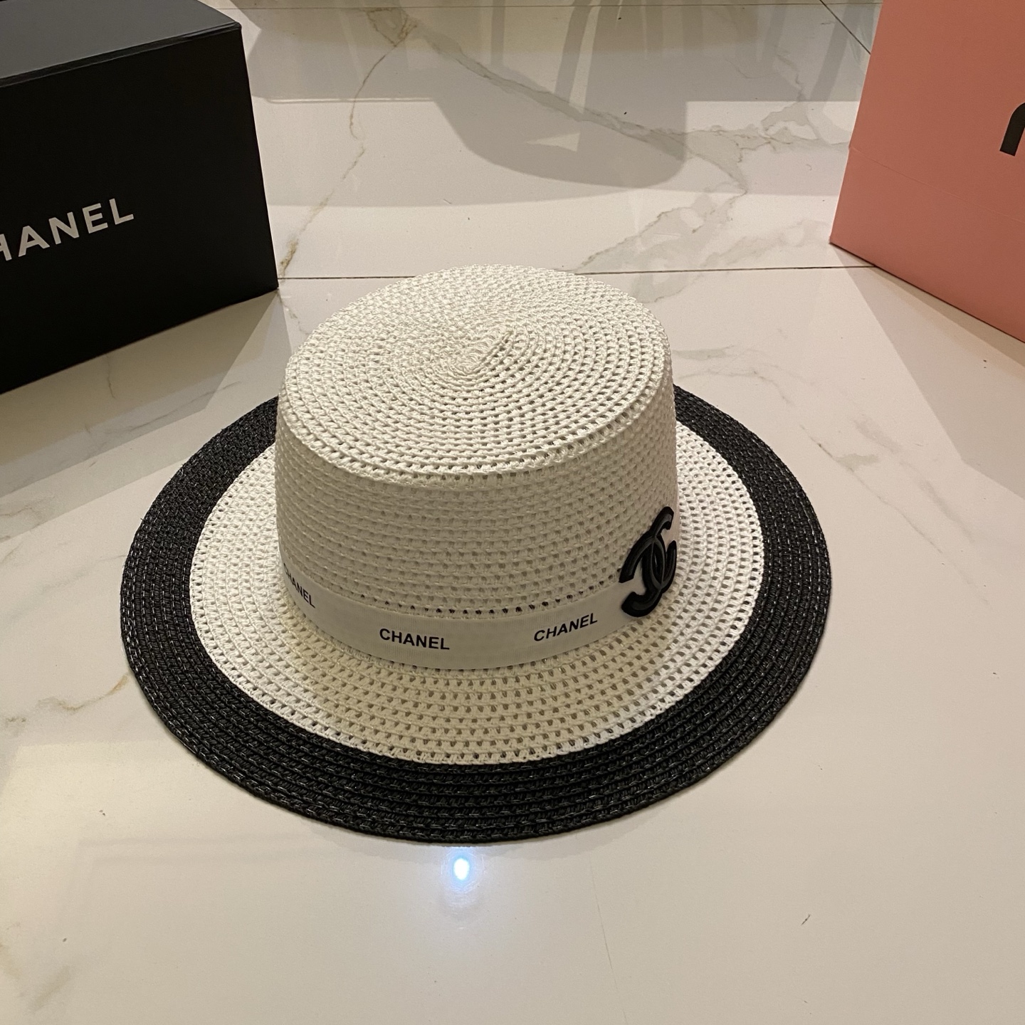 Chanel 黑白色平顶帽