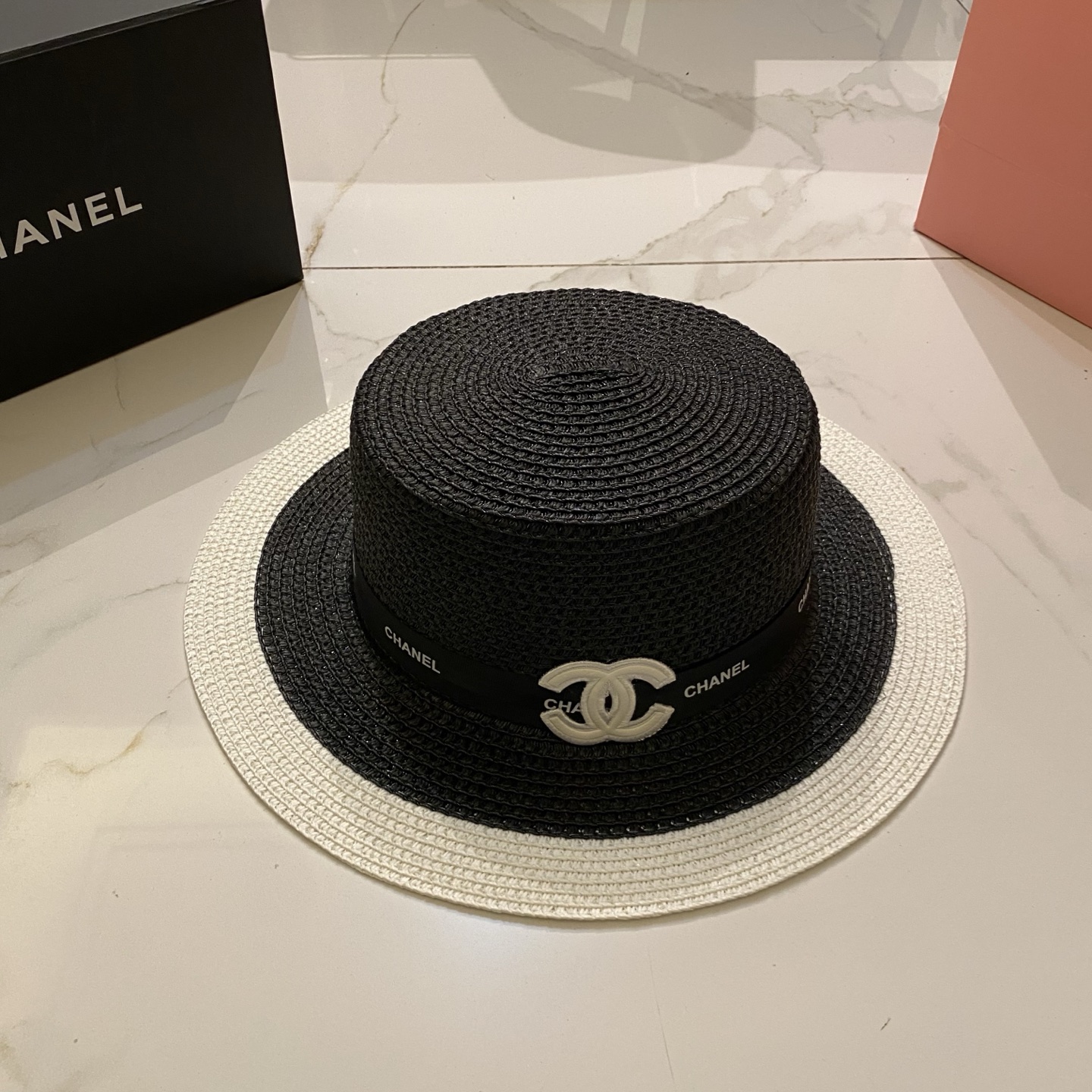 Chanel 黑白色平顶帽