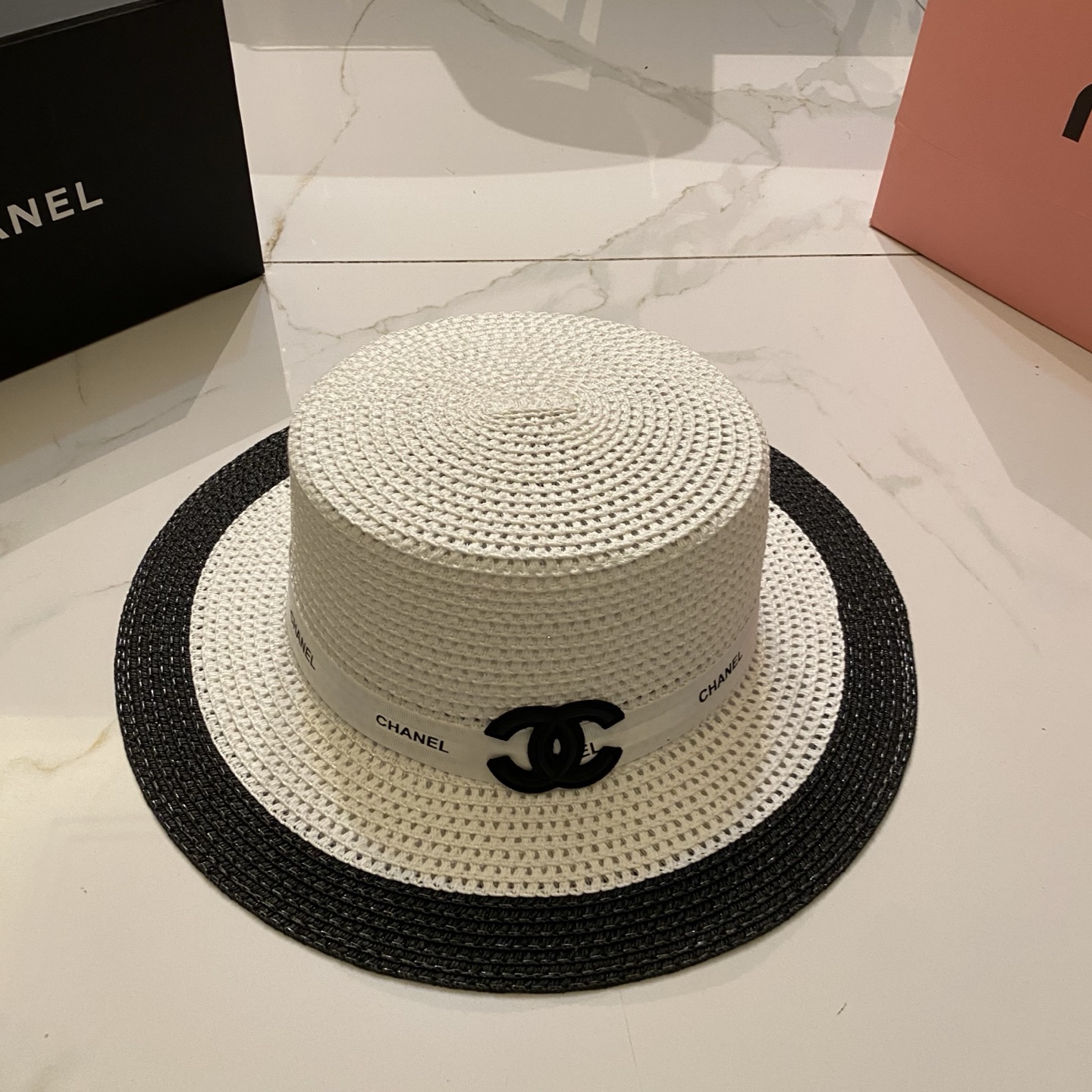 Chanel 黑白色平顶帽