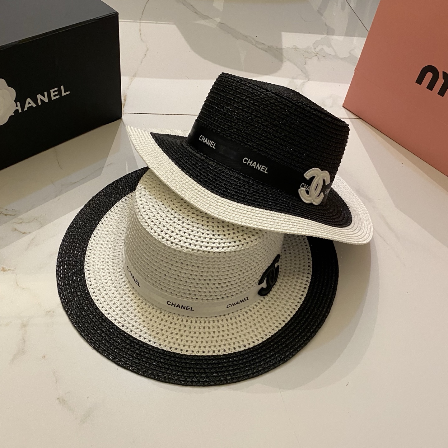 Chanel 黑白色平顶帽