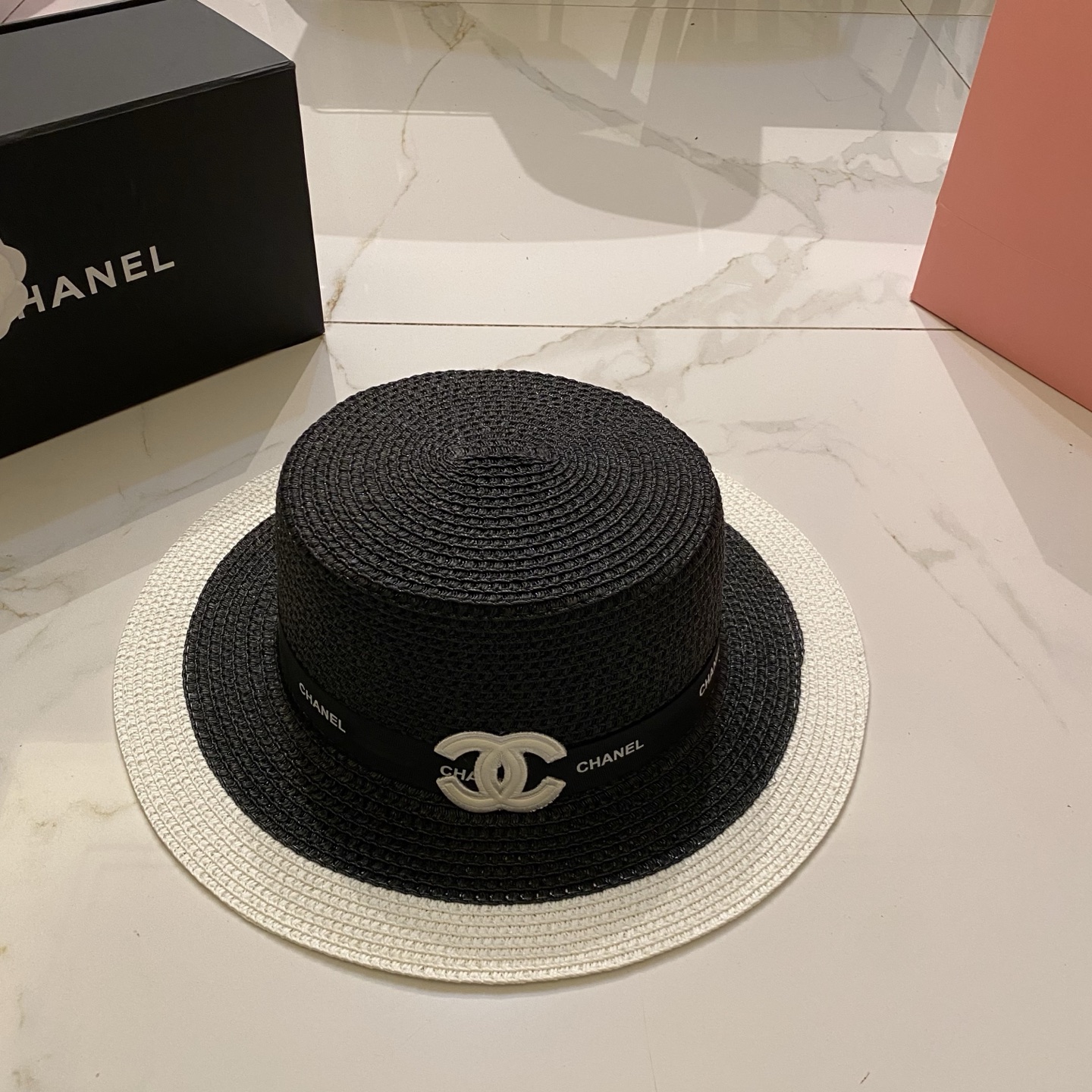 Chanel 黑白色平顶帽