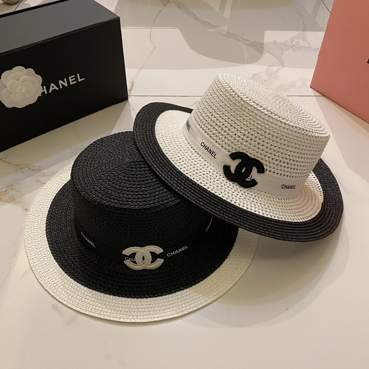 Chanel 黑白色平顶帽
