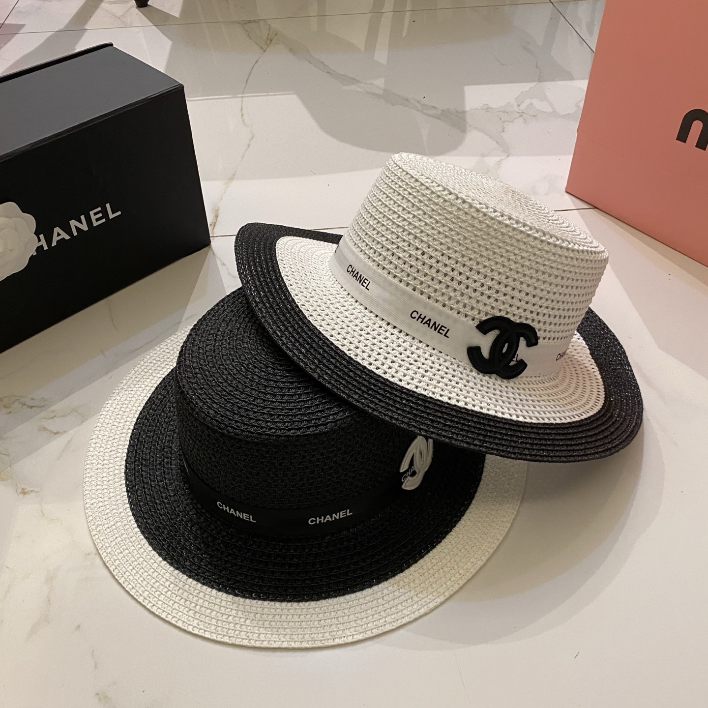 Chanel 黑白色平顶帽