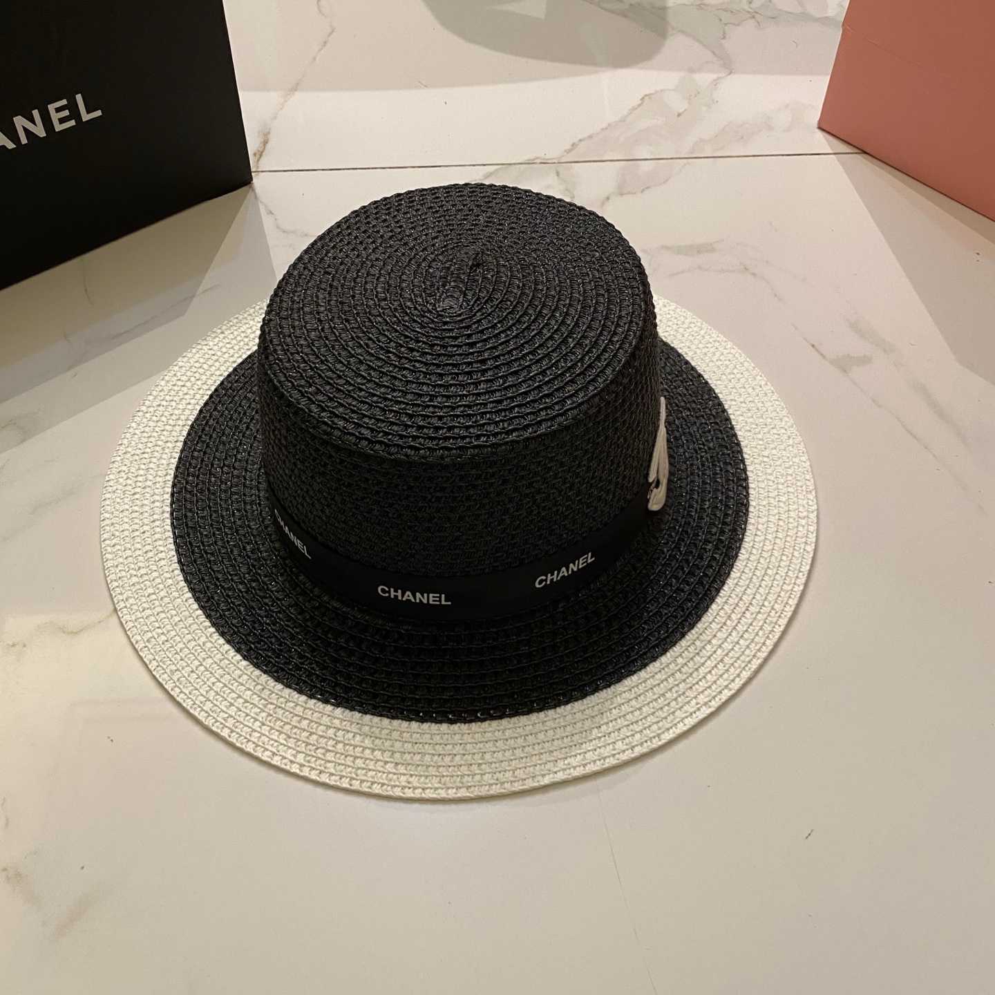 Chanel 黑白色平顶帽