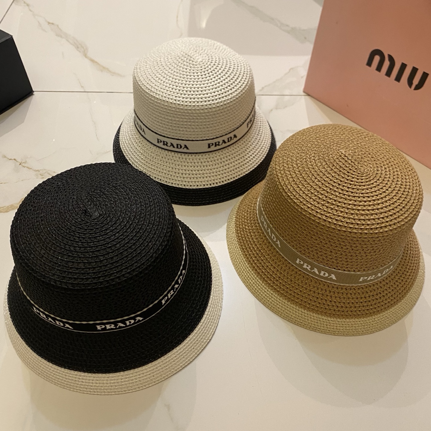 NO:927865,Special price with dust bag. [PRADA] 2026 new densely woven small-brimmed color-blocked straw hat, sunshade and easy to match, a travel item hat, straw hat, fisherman hat, baseball cap, hat, prada, prada, espadrilles, hats19860909特价配防尘袋.【PRADA普拉达】2026新款密织小沿拼色盆帽草帽,遮阳又好搭,出街旅行单品帽子草帽渔夫帽棒球帽,帽子,prada,prada,espadrilles,hats,hat