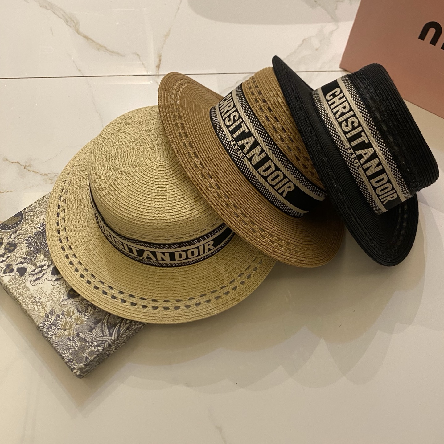 NO:927763,Special price with dust bag. [DIOR Dior] 2026 new style small fragrant densely woven hollow flat-top straw hat, sunshade and easy to match, a single item for street travel, straw hat, fisherman hat, baseball cap, hat, dior, dior, espadrilles, hats19860909特价配防尘袋.【DIOR迪奥】2026新款小香风密织镂空平顶草帽,遮阳又好搭,出街旅行单品帽子草帽渔夫帽棒球帽,帽子,dior,dior,espadrilles,hats,hat