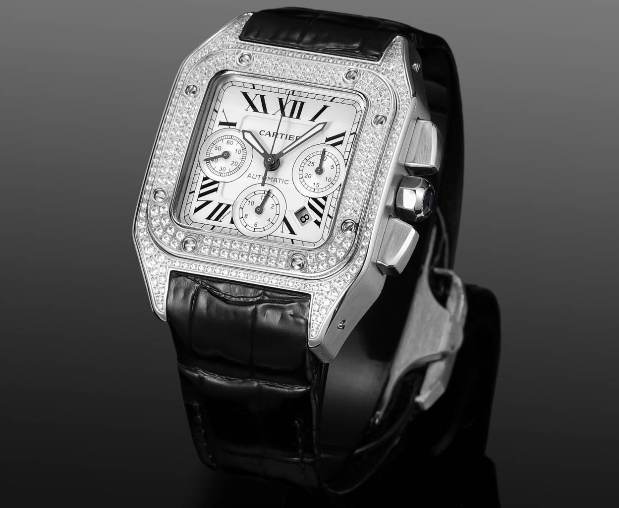 NO:387707,Produced by THB White Shell Black Shell Black Rose Shell Diamond Shell 1750 THB Factory Cartier CARTIER AF1 Sandus Chronograph Series ① The movement adopts Dandong 7550 movement, with stable and reliable quality; ② The case has a 42mm watch diameter, the case adopts ADLC carbon plating and stainless steel case, and the ADLC carbon plating material has the characteristics of durability. The side of the steel case has been polished by brushing to highlight the unique luster and texture of the metal;  ③ The dial adopts a partition design, the square area in the center adopts a brushed process, and the three functional dials are decorated with snail patterns, forming a sharp contrast between the two; the classic Roman numeral hour markers and sword-shaped hands complement each other, and a date display window is available at 4 o'clock. The classic and elegant styling design leaves a deep impression on people. The innovative design adds vitality to the watch, with delicate texture and color combination; ④ Glass waterproof and scratch-resistant sapphire glass; ⑤ The strap is made of Italian cowhide to improve wear comfort; For the code 806872ZE 2759, please refer to the exclusive quality of THB, cartier, cartier, cowhide19860909THB 出品 白壳 黑壳 黑玫壳 钻壳 1750 THB Factory 卡地亚 CARTIER AF1 山度士计时腕表系列 ①机芯采用丹东7550机芯,品质稳定可靠； ②表壳拥有42毫米的腕表直径,表壳采用了ADLC碳镀层搭配精钢表壳,ADLC碳镀层材质拥有坚固耐用的特质,精钢表壳侧面经过拉丝工艺打磨,凸显出金属特有的光泽和质感; ③表盘采用了分区设计,中央的方形区域采用了拉丝工艺,三个功能盘装饰有蜗形纹,两者形成了鲜明的对比;经典的罗马数字时标和剑形指针相得益彰,4点钟位置设有日期显示窗口,经典典雅的造型设计给人留下了深刻的印象,创新设计又为腕表增添了活力,底纹细腻,颜色对版; ④玻璃防水防刮蓝宝石玻璃； ⑤表带采用意大利牛皮,提高佩戴舒适度; 认准编码806872ZE 2759 送礼最佳奢华推荐请认准THB独家品质,,cartier,cartier,cowhide,Watch