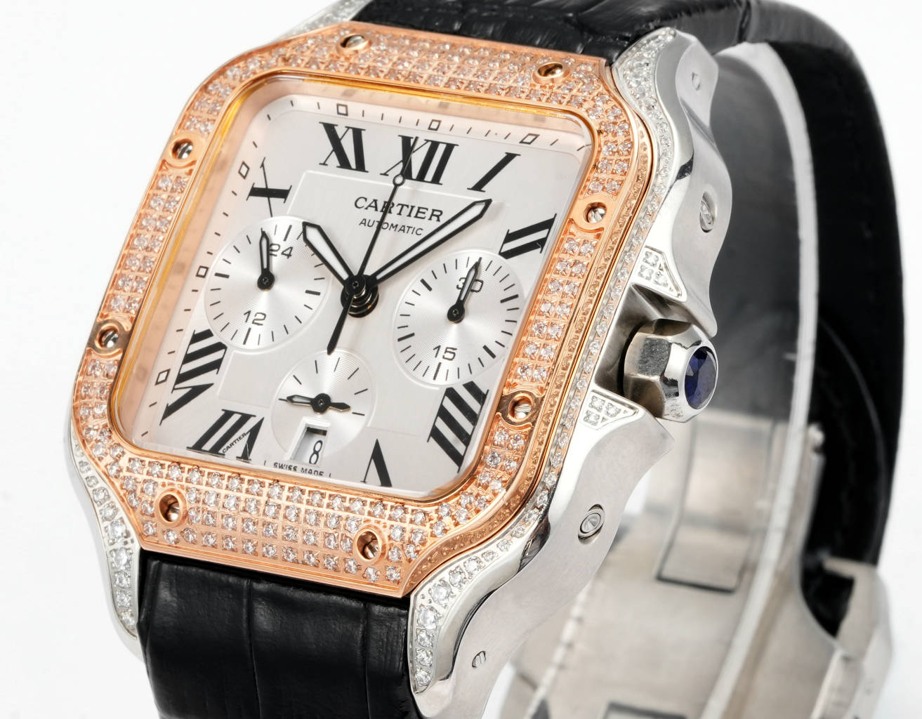 卡地亚山度士🌐计时码表镶钻定制版闪耀来袭 

①机芯：采用丹东7550机芯,品质稳定可靠； 

②表壳：拥有43.3毫米的腕表直径,采用最先进CNC镶嵌表,此工艺可与媲美手工镶嵌; 

③表盘：采用了分区设计,中央的方形区域采用了拉丝工艺,三个功能盘装饰有蜗形纹,两者形成了鲜明的对比;经典的罗马数字时标和剑形指针相得益彰,6点钟位置设有日期显示窗口,经典典雅的造型设计给人留下了深刻的印象,创新设计又为腕表增添了活力,底纹细腻,颜色对版; 

④玻璃：防水防刮蓝宝石玻璃; 

⑤表带：采用意大利牛皮,提高佩戴舒适度; 

一款拥有高辨识度且佩戴时尚、舒适的腕表,敬请各位表迷品鉴🌐