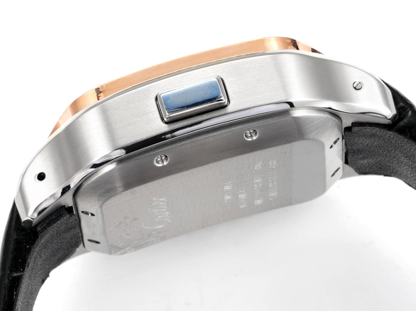 卡地亚山度士🌐计时码表镶钻定制版闪耀来袭 

①机芯：采用丹东7550机芯,品质稳定可靠； 

②表壳：拥有43.3毫米的腕表直径,采用最先进CNC镶嵌表,此工艺可与媲美手工镶嵌; 

③表盘：采用了分区设计,中央的方形区域采用了拉丝工艺,三个功能盘装饰有蜗形纹,两者形成了鲜明的对比;经典的罗马数字时标和剑形指针相得益彰,6点钟位置设有日期显示窗口,经典典雅的造型设计给人留下了深刻的印象,创新设计又为腕表增添了活力,底纹细腻,颜色对版; 

④玻璃：防水防刮蓝宝石玻璃; 

⑤表带：采用意大利牛皮,提高佩戴舒适度; 

一款拥有高辨识度且佩戴时尚、舒适的腕表,敬请各位表迷品鉴🌐