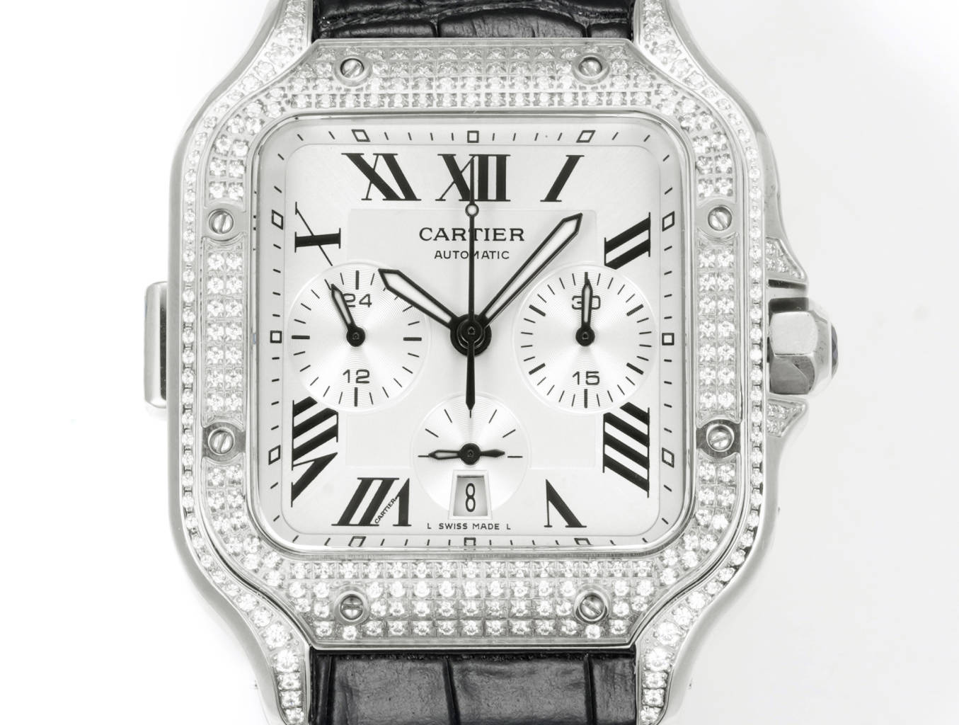 卡地亚山度士🌐计时码表镶钻定制版闪耀来袭 

①机芯：采用丹东7550机芯,品质稳定可靠； 

②表壳：拥有43.3毫米的腕表直径,采用最先进CNC镶嵌表,此工艺可与媲美手工镶嵌; 

③表盘：采用了分区设计,中央的方形区域采用了拉丝工艺,三个功能盘装饰有蜗形纹,两者形成了鲜明的对比;经典的罗马数字时标和剑形指针相得益彰,6点钟位置设有日期显示窗口,经典典雅的造型设计给人留下了深刻的印象,创新设计又为腕表增添了活力,底纹细腻,颜色对版; 

④玻璃：防水防刮蓝宝石玻璃; 

⑤表带：采用意大利牛皮,提高佩戴舒适度; 

一款拥有高辨识度且佩戴时尚、舒适的腕表,敬请各位表迷品鉴🌐