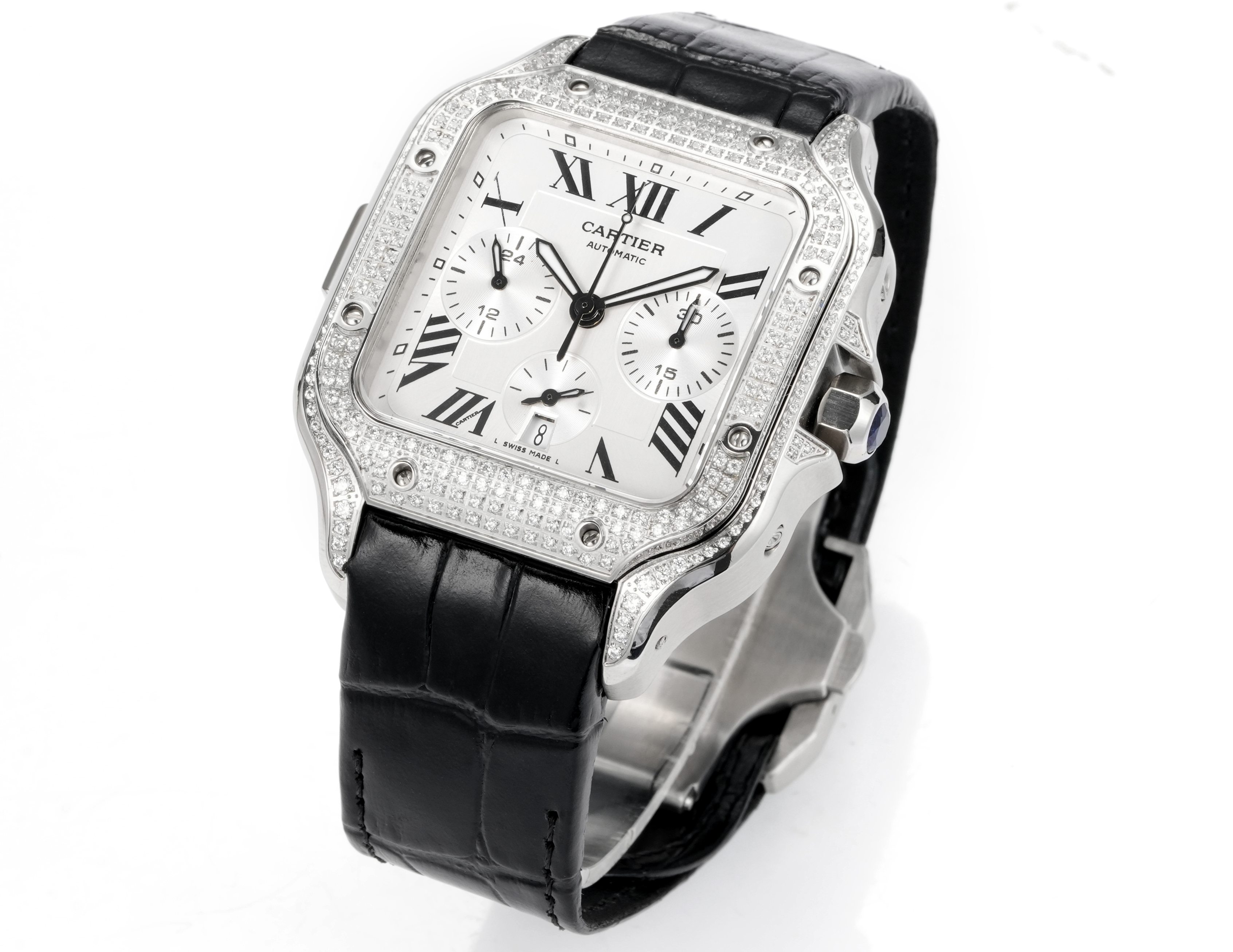 卡地亚山度士🌐计时码表镶钻定制版闪耀来袭 

①机芯：采用丹东7550机芯,品质稳定可靠； 

②表壳：拥有43.3毫米的腕表直径,采用最先进CNC镶嵌表,此工艺可与媲美手工镶嵌; 

③表盘：采用了分区设计,中央的方形区域采用了拉丝工艺,三个功能盘装饰有蜗形纹,两者形成了鲜明的对比;经典的罗马数字时标和剑形指针相得益彰,6点钟位置设有日期显示窗口,经典典雅的造型设计给人留下了深刻的印象,创新设计又为腕表增添了活力,底纹细腻,颜色对版; 

④玻璃：防水防刮蓝宝石玻璃; 

⑤表带：采用意大利牛皮,提高佩戴舒适度; 

一款拥有高辨识度且佩戴时尚、舒适的腕表,敬请各位表迷品鉴🌐