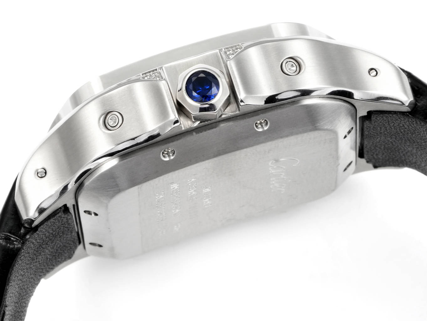 卡地亚山度士🌐计时码表镶钻定制版闪耀来袭 

①机芯：采用丹东7550机芯,品质稳定可靠； 

②表壳：拥有43.3毫米的腕表直径,采用最先进CNC镶嵌表,此工艺可与媲美手工镶嵌; 

③表盘：采用了分区设计,中央的方形区域采用了拉丝工艺,三个功能盘装饰有蜗形纹,两者形成了鲜明的对比;经典的罗马数字时标和剑形指针相得益彰,6点钟位置设有日期显示窗口,经典典雅的造型设计给人留下了深刻的印象,创新设计又为腕表增添了活力,底纹细腻,颜色对版; 

④玻璃：防水防刮蓝宝石玻璃; 

⑤表带：采用意大利牛皮,提高佩戴舒适度; 

一款拥有高辨识度且佩戴时尚、舒适的腕表,敬请各位表迷品鉴🌐