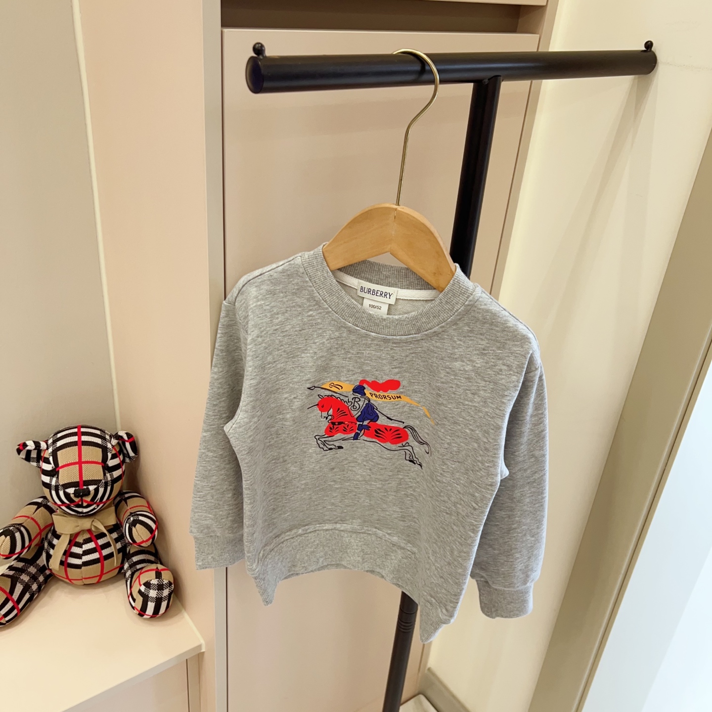 90-150 cm 65 sin menos, 160-170 cm 75 sin menos. Sudadera de cuello redondo de la casa B, misma que en tiendas, unisex,…