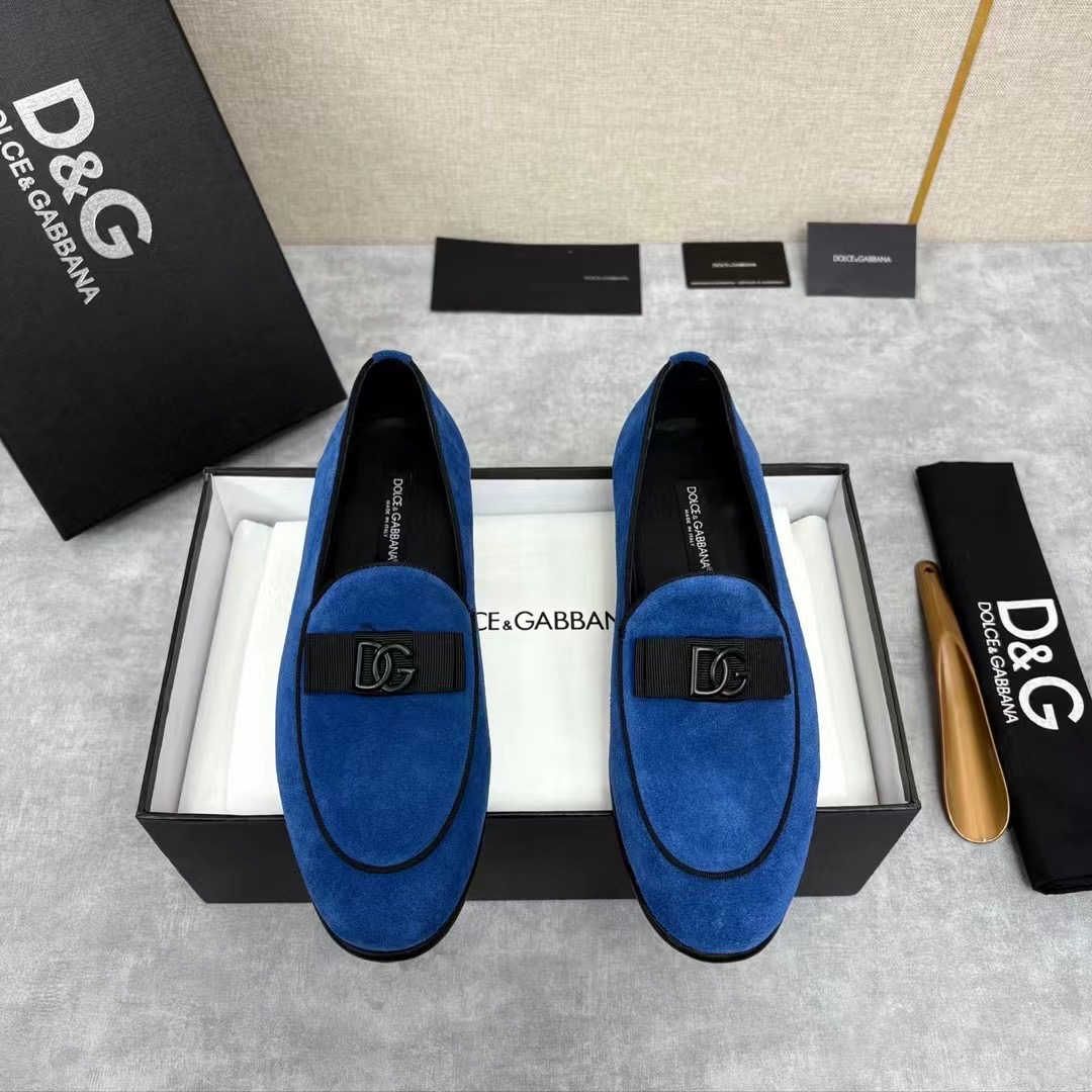 NO:279892,D&G Dolce & Gabban* Mocasin Loafers Men's Loafers Leather Shoes are presented with a new version of the creative concept. They are decorated with gold velvet fabric and are embroidered with DG embroidery logo. The style is elegant and exquisite. The upper is decorated with ribbon piping. The inner part is made of black water-dyed cowhide. The texture is skin-friendly and delicate. The brand logo logo shows the exquisite handmade beauty. One-foot round head design. The most comfortable last for the foot. Casual formal original leather outsole. Rubber bottom is placed in the heel to enhance the grip performance. The original packaging is on sale!  Standard leather shoes size 39~44# (38.45.46 customized, Dolce & Gabbana, Dolce & Gabbana, Dolce & Gabbana, Dolce & Gabbana, Loafers, cowhide, Leather soles19860909D&G杜嘉-班纳 Dolce&Gabban* 莫卡辛便鞋 男士乐福鞋皮鞋 以全新版本创意呈现.采用金丝绒面料饰以 DG 刺绣 logo标识.风格优雅考究,鞋面饰以缎带滚边 内里采用黑色水染牛皮里 质感亲肤细腻 饰品牌logo标识 尽显考究手工之美 一脚蹬圆头设计 脚型最舒适的楦型 休闲正装原版真皮大底 后跟置入橡胶底片 增强抓地性能 原包装发售！ 标准皮鞋码数39～44#（38.45.46定做,,Dolce&Gabbana,Dolce&Gabbana,Dolce&Gabbana,Dolce&Gabbana,loafers,cowhide,Leather soles,Men's shoes