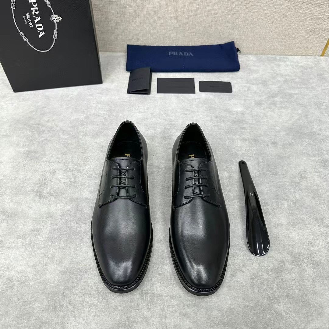 NO:279853,PHD new product Prad* Prad* new Saffiano series men's loafer leather shoes with open-edged bead matte leather and calfskin as uppers. The leather is delicate and shiny. It is full of charming charm of modern style. The front is decorated with leather horizontal belt with classic triangle/long strip coated enamel metal engraving logo heel wrapped with leather underwear and footrests are decorated with gold lettering logo. It is equipped with leather outsole heel and rubber patch. Wear-resistant and non-slip handmade cold sticky stitching technology. It shows exquisite style. It is full of gentlemanly and British style. It is available for sale with original box packaging. Standard leather shoes sizes of 39~44# (customized for 38.45),,prada,prada,loafers,cowhide,Leather soles19860909P家新品 Prad* 普拉-达新款Saffiano系列男士乐福鞋皮鞋 以开边珠雾面皮、小牛皮为鞋面 皮质细腻有光泽 充满现代格调的迷人魅力 正面饰真皮横带饰以经典三角形/长条形涂珐琅金属刻字徽标后跟真皮包裹收边 牛皮内里及垫脚饰有烫金字母logo 配真皮大底后跟饰橡胶贴片 耐磨防滑 手工冷粘缝线工艺 彰显精美风格 绅士英伦范十足 配原盒包装发售 标准皮鞋码数39～44#（38.45定做）,,prada,prada,loafers,cowhide,Leather soles,Men's shoes