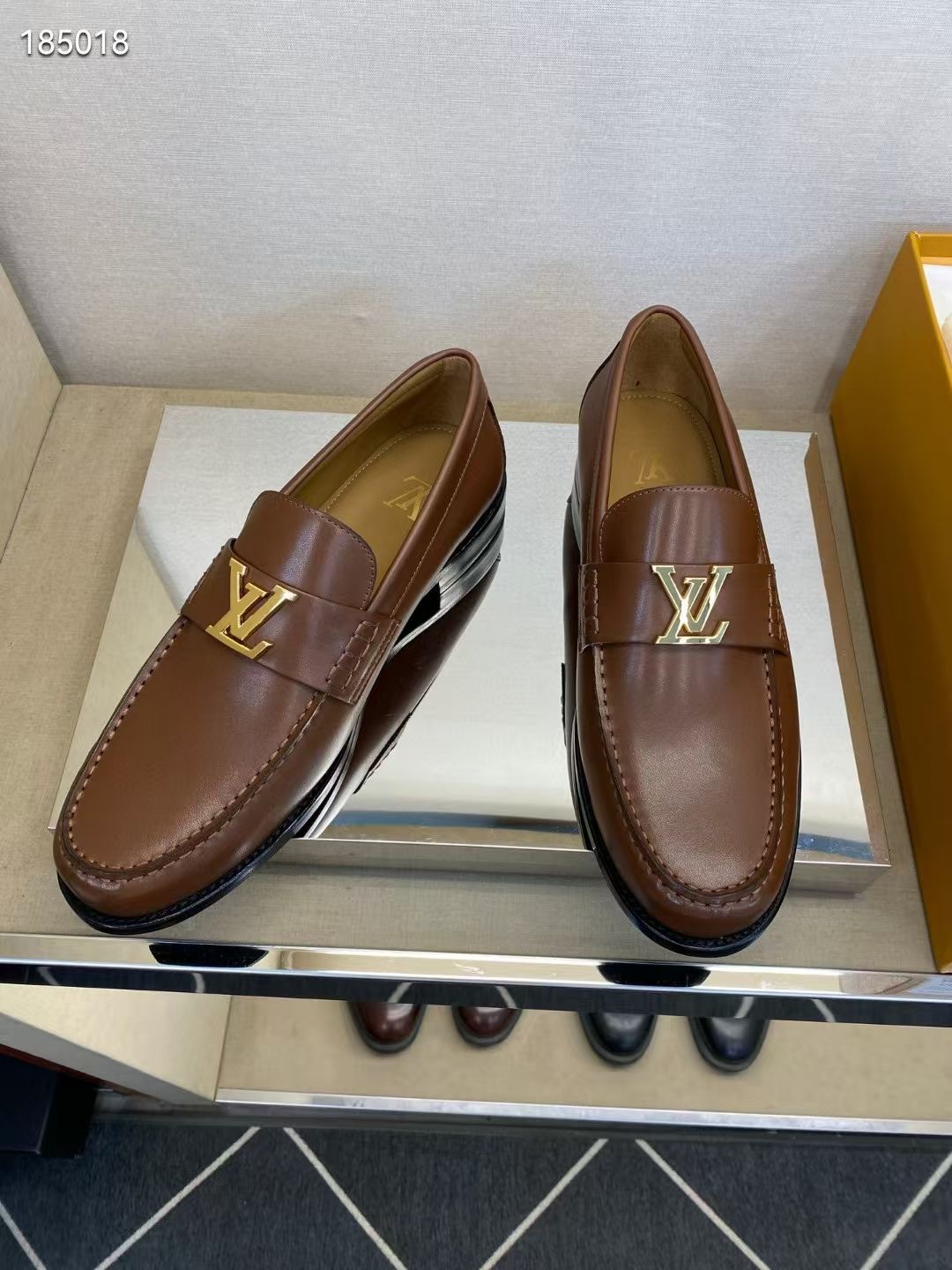 NO:353872,【L*V】Exclusive high-quality fashionable formal leather sole, regular size 39-44, (6.5-9) Classic small leather shoes!  goods!  [High money to create template calfskin is not an ordinary material ready-made on the market!  】Top-level handicraft [Strong] Italy imported raw leather calf lacquer leather (super texture and feel), imported calf leather inside, fully imported leather genuine leather bottom!  !  Super ritual sense!  Gentlemanly style!  38,45,46 Custom made non-return, cowhide, Leather soles19860909【L*V】独家高品 时尚正装皮底 正码39一44,(6.5一9) 经典款小皮鞋型！货！【重金打造模版小牛皮,并非市场现成材普通材料！】顶级手工艺[强]意大利全面进口原皮料小牛漆面皮(超强质感、手感),内里进口小牛皮,全进口皮丕真皮大底！！超级仪式感！绅士风！38,45,46订做不退换,,cowhide,Leather soles,Men's shoes