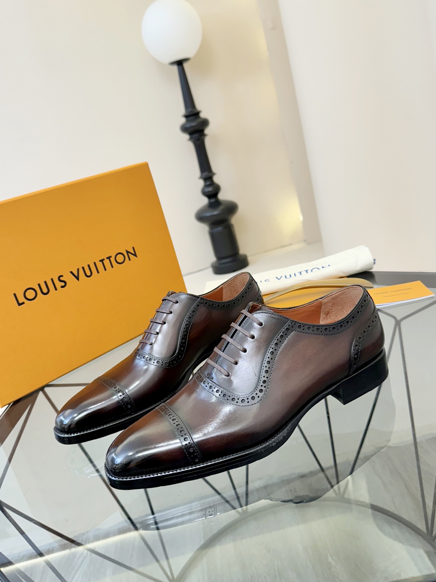 NO:348610,L pure handmade shoes... Top purchasing agent Road Street Fried Street Men's God Casual Leather Sole Leather Shoes Series Counter is available at the same time for original configuration, Italian imported original cowhide fabric, breathable and comfortable imported water dyed beef pads, soles are original special for original sole, super comfortable, original order goods, high quality, can enter and exit the counter at will, welcome to compare the counter synchronous number, code number 39-44 (order 38 45 46),, cowhide19860909L 纯手工鞋..顶级代购 路 炸街男神休闲真皮底皮鞋系列专柜同步发售原厂配置,意大利进口原版牛皮面料,透气舒适进口水染牛里垫,鞋底士原厂特供原版底超级舒适,原厂跟单货 高品质,可随意进出专柜,欢迎对比专柜同步,码数 39-44（订38 45 46）,,cowhide,Men's shoes