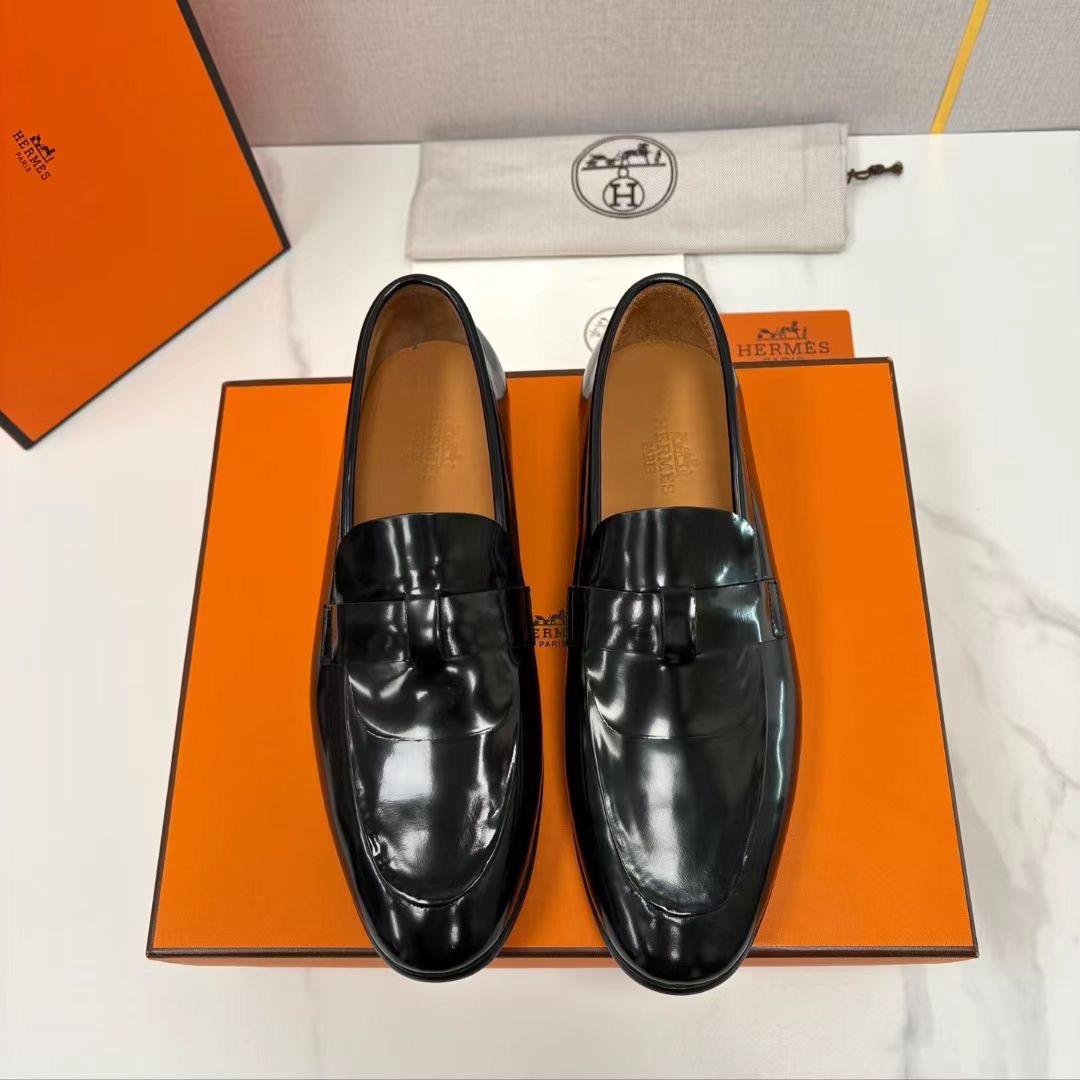 NO:778961,No. 55054 H Home Hermès New Men's Loafers Official Price RMB, 300 This pair of men's penny loafers is the benchmark for the brand's classic shoe style. From the material to the details, it interprets the craftsmanship and aesthetics of top luxury products, and is the finishing touch of 'low-key and noble' in men's outfits. One-leg slip-on loafers.  .The iconic penny strap shape on the upper is a classic element of loafers. The simple lines outline a neat gentleman's feel, without too many decorations but full of aura.  This pair of Hermès men's penny loafers is the benchmark for the brand's classic shoe style. From the material to the details, it interprets the craftsmanship and aesthetics of top luxury products, and is the finishing touch of 'low-key elegance' in men's outfits. The upper is made of Italian first-layer calfskin, of which the glossy version is polished open-edge beadle leather, and the matte version is fine calfskin. The leather is flexible and lustrous, and will not easily deform after long-term wear. It can also form a unique natural patina with wear.  The burgundy model incorporates color rubbing technology to present a layered retro texture. The upper joints are hand-stitched with fine and even stitches, demonstrating Hermès's century-old leather craftsmanship. Every joint is tightly fitted. It is equipped with a calfskin lining and a genuine leather insole, which is skin-friendly and breathable. It can effectively cushion the foot pressure when walking, taking into account both comfort and luxury. The smooth pointed-toe micro-last design modifies the shape of the foot and makes it more slender.  The original Italian rubber composite genuine leather outsole has a fine sealing treatment on the edge. It is non-slip and wear-resistant, while retaining the exquisite outline of formal shoes. The brand engraving on the heel is full of details. The exquisite craftsmanship of hand-stitching and the convenient design of one foot take into account the sense of ceremony and practicality. Matte black is calm, dark brown is retro, and burgundy is stunning. Whether it is business formal wear or casual mix and match, it can instantly complete your style!  Standard leather shoe sizes 39~44# (customized at 38.45.46), hermes, loafers, cowhide, Leather soles19860909编号55054 H家 爱马-仕 新品男士乐福鞋皮鞋 官方售价RMB ,300 这双男士便士乐福鞋是品牌经典鞋型的标杆之作,从材质到细节都诠释着顶级奢品的工艺美学,更是男士穿搭中“低调显贵”的点睛之笔.一脚蹬套脚乐福鞋皮鞋 .鞋面上标志性的便士带造型,是乐福鞋的经典元素,简约线条勾勒出利落的绅士感,无过多装饰却气场十足. 这双爱马仕男士便士乐福鞋是品牌经典鞋型的标杆之作,从材质到细节都诠释着顶级奢品的工艺美学,更是男士穿搭中“低调显贵”的点睛之笔.鞋面采用意大利头层小牛皮,其中亮面款为抛光开边珠皮,哑光款为细腻小牛皮,皮质柔韧且富有光泽,久穿不易变形,还能随着穿着形成独特的自然包浆. 酒红款融入擦色工艺,呈现出层次丰富的复古质感. 鞋面拼接处采用手工沿条缝,针脚细密均匀,彰显爱马-仕百年皮具工艺的精湛,每一处拼接都严丝合缝. 搭配小牛皮内里与真皮鞋垫,亲肤透气,行走时能有效缓冲脚部压力,兼顾舒适度与高级感.流畅的尖头微楦设计,修饰脚型的同时更显修长. 原版意大利橡胶复合真皮大底,边缘做了精细的封漆处理,防滑耐磨的同时,保留了正装鞋的精致轮廓,鞋跟处的品牌刻纹更是细节拉满.手工缝线的精湛工艺,一脚蹬的便捷设计,兼顾了仪式感与实用性.哑光黑沉稳、深棕复古、酒红惊艳,无论商务正装还是休闲混搭,它都能让你的格调瞬间拉满！ 标准皮鞋码数39～44#（38.45.46定做）,,hermes,loafers,cowhide,Leather soles,Men's shoes